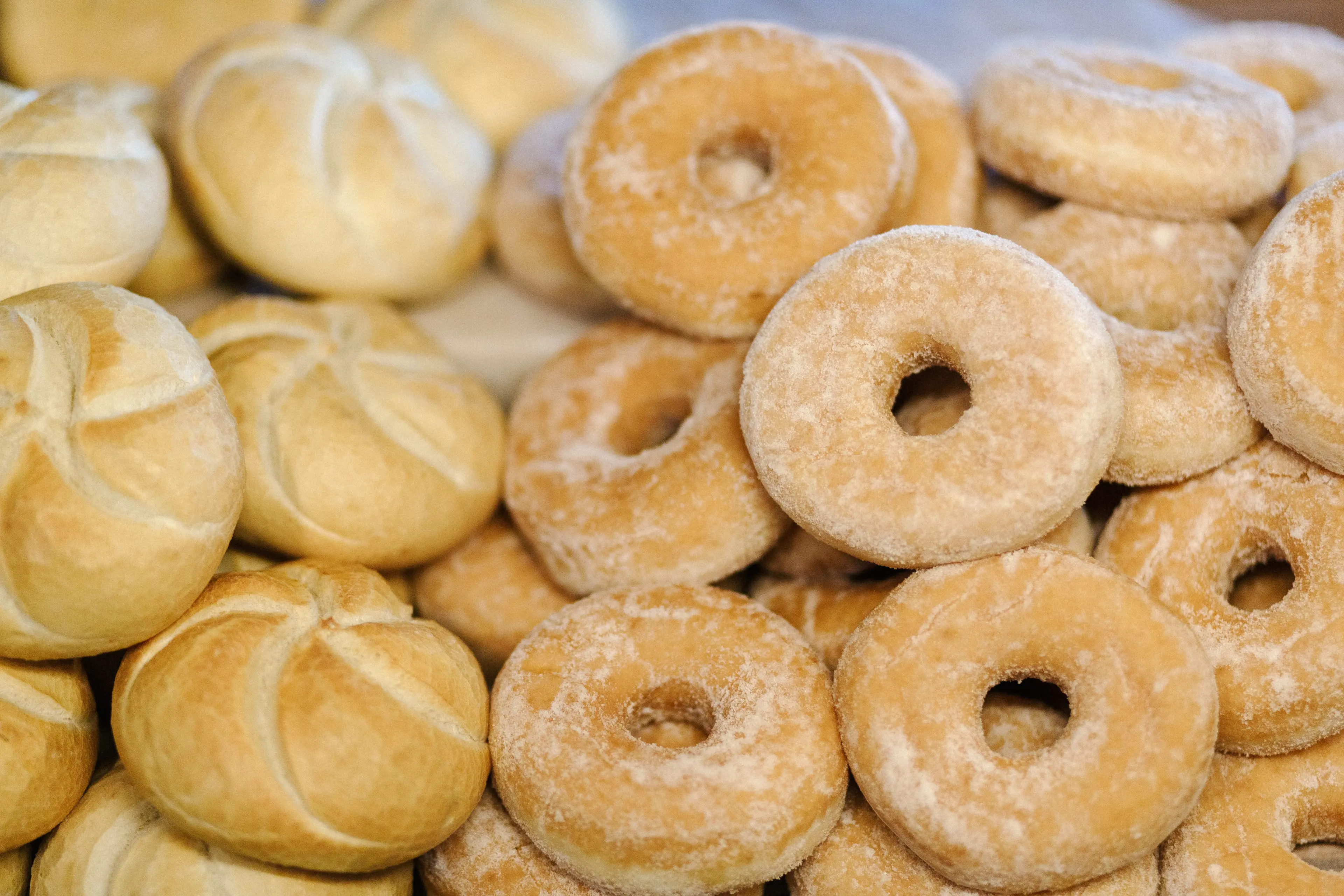 Kaiserbroodjes en donuts van Broodnodig bij Vakantiepark Dierenbos