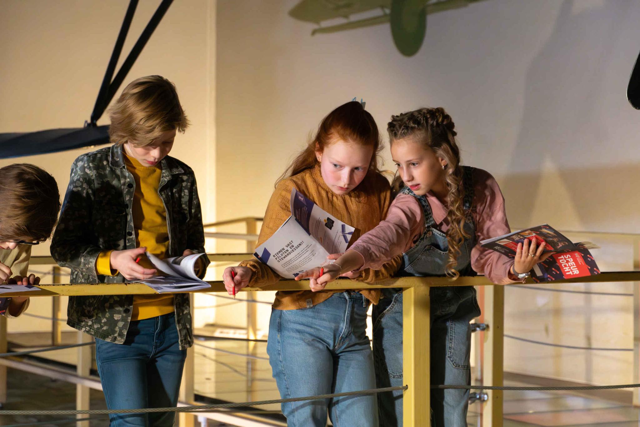 Kinderen tijdens de speurtocht in het binnenmuseum van Aviodrome