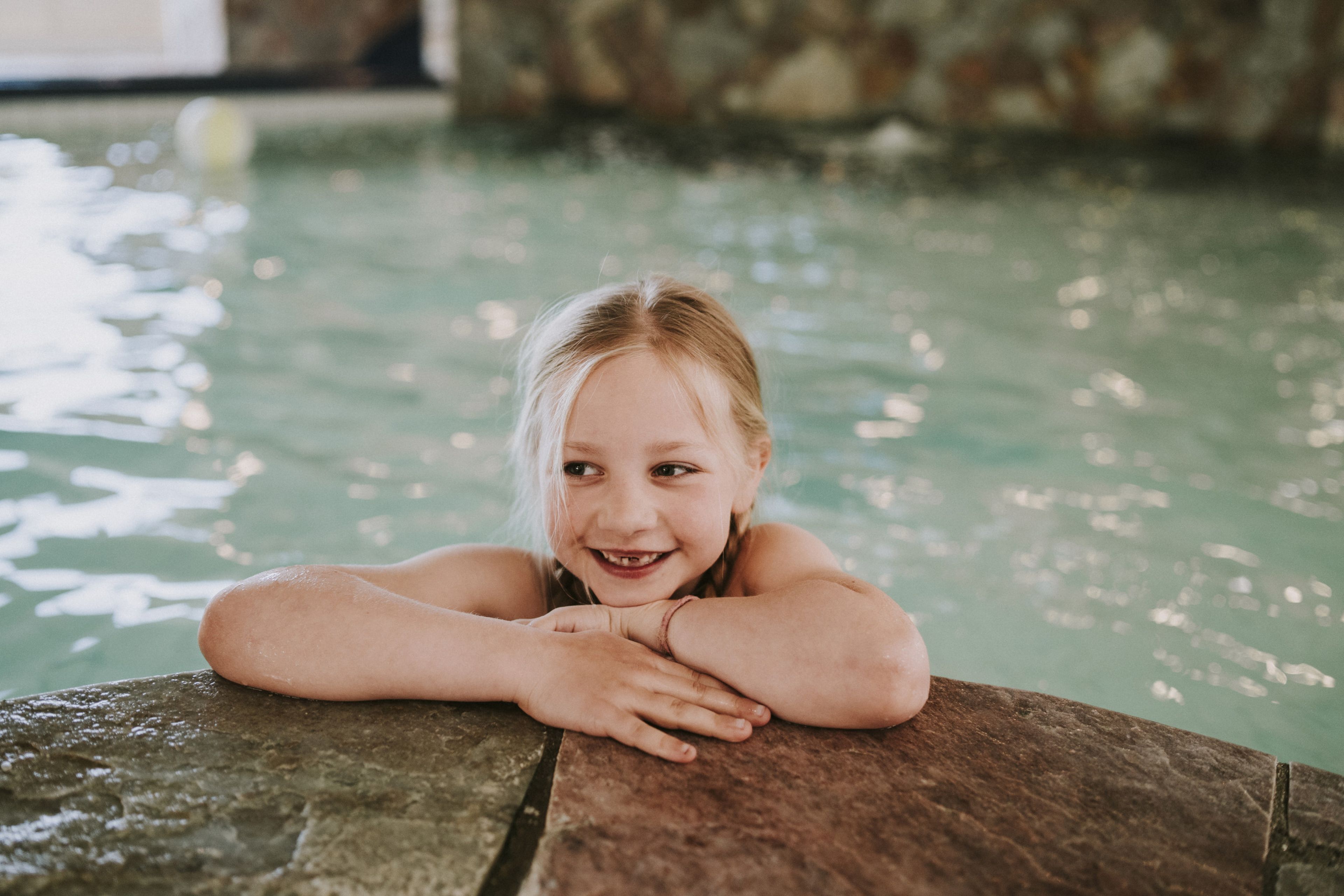 Meisje bij de rand van het zwembad in Vakantiepark Dierenbos