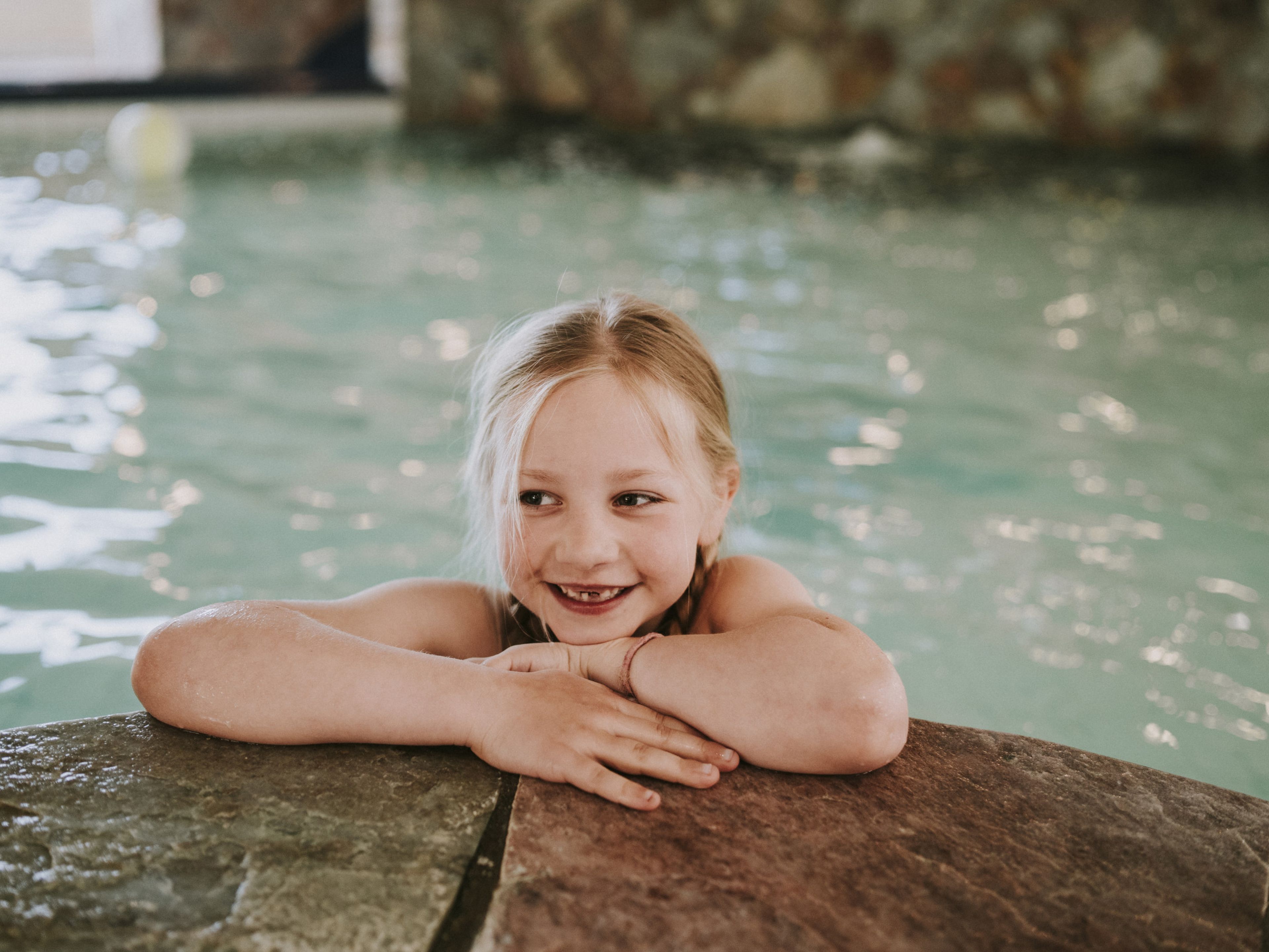 Meisje bij de rand van het zwembad in Vakantiepark Dierenbos