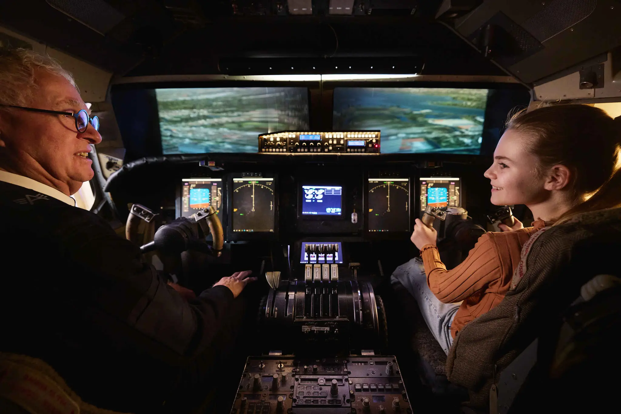 Winter vluchtsimulator binnensim meisje en vrijwilliger Luchtvaartmuseum Aviodrome