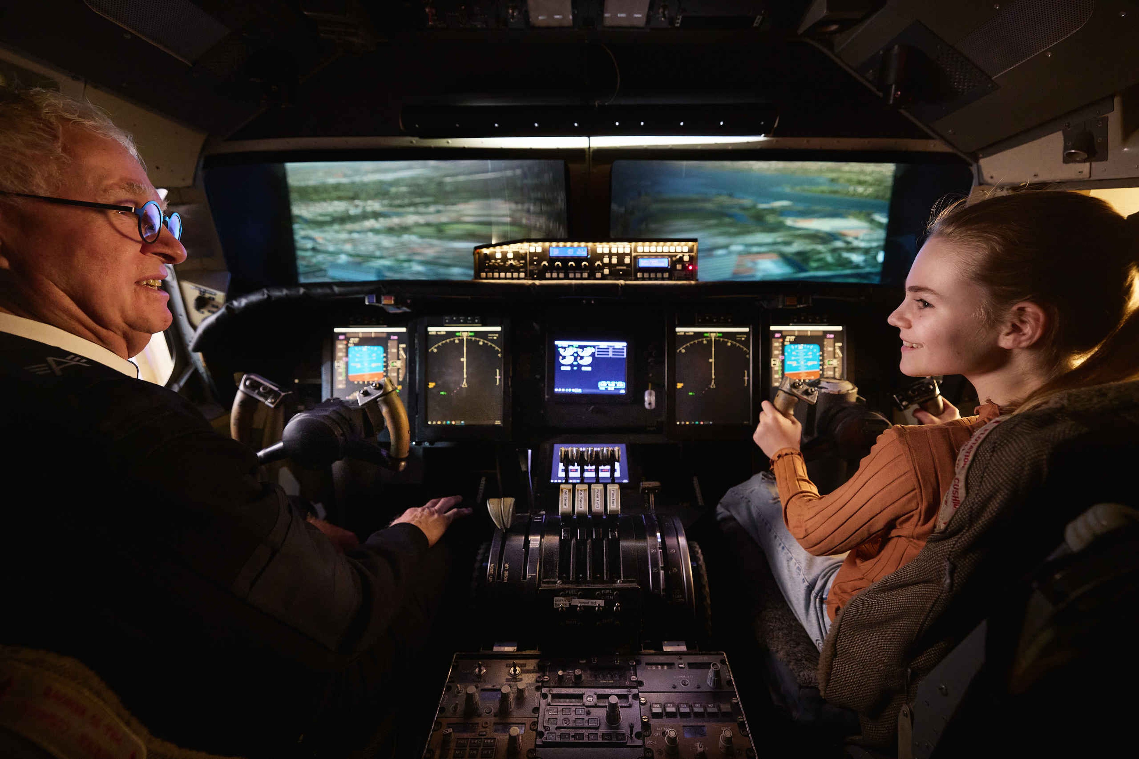 Winter vluchtsimulator binnensim meisje en vrijwilliger Luchtvaartmuseum Aviodrome