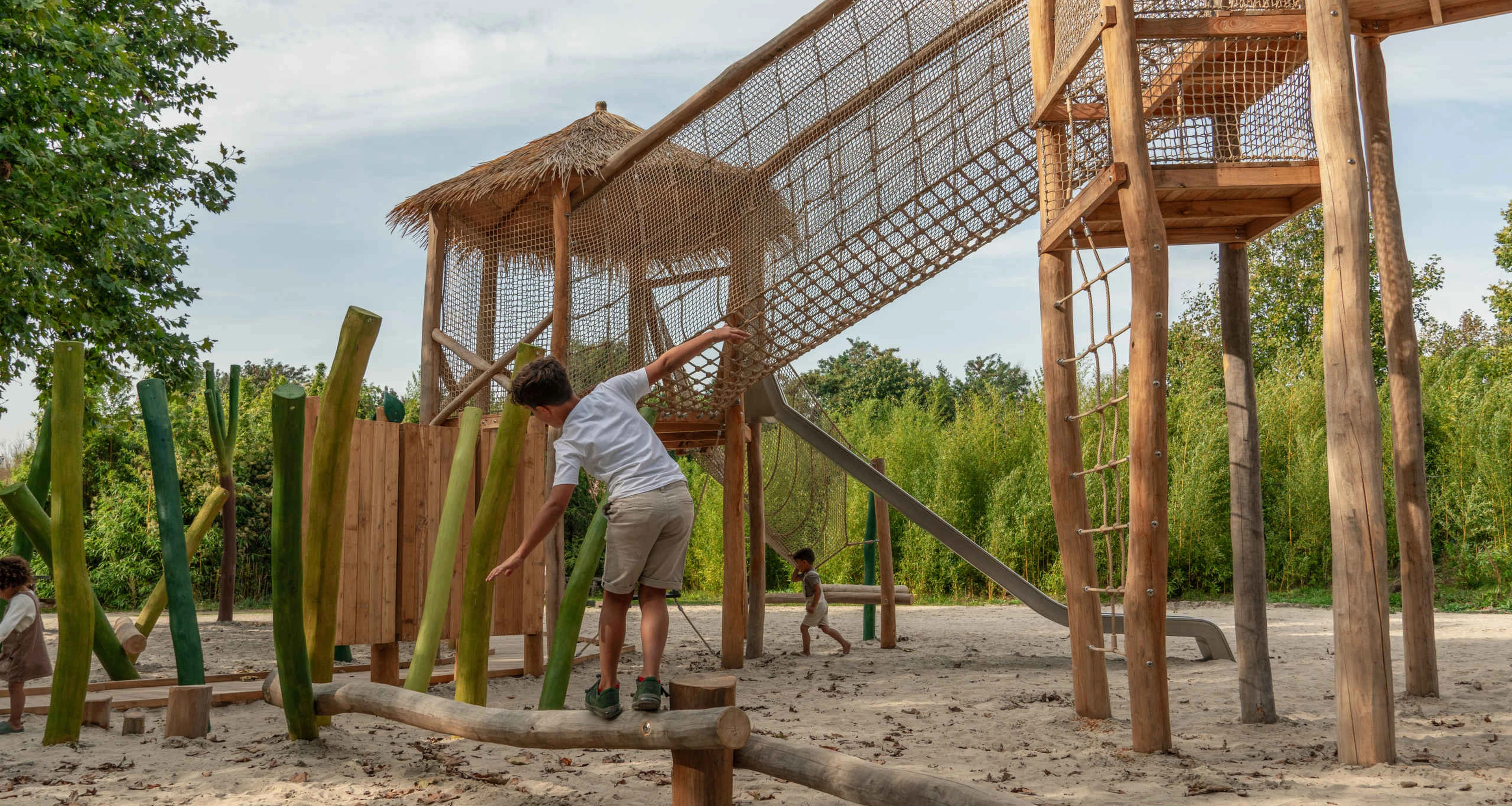 Kind in speeltuin balanceren in ZooParc Overloon