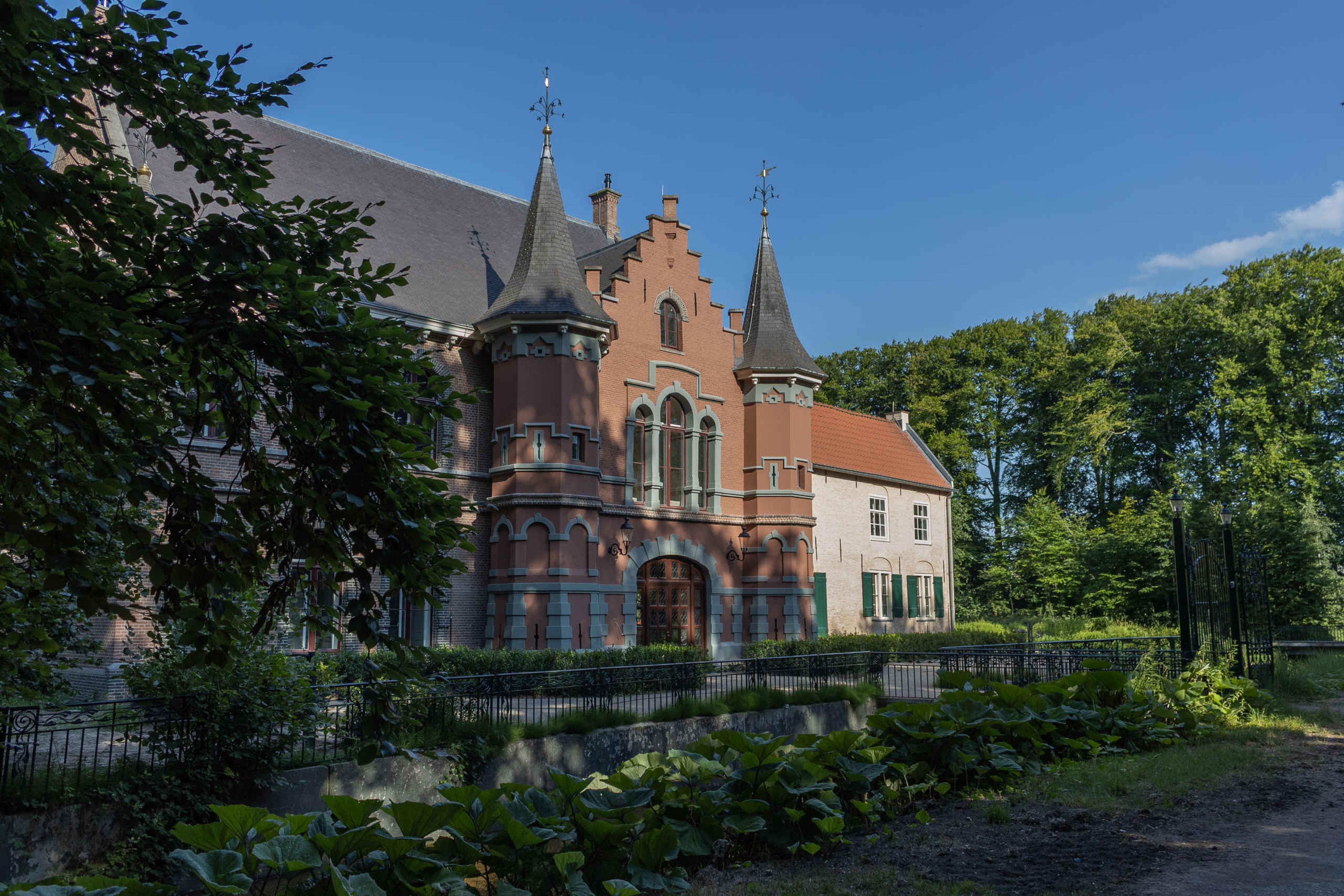 Zijaanzicht exterieur Kasteel Steenenburg