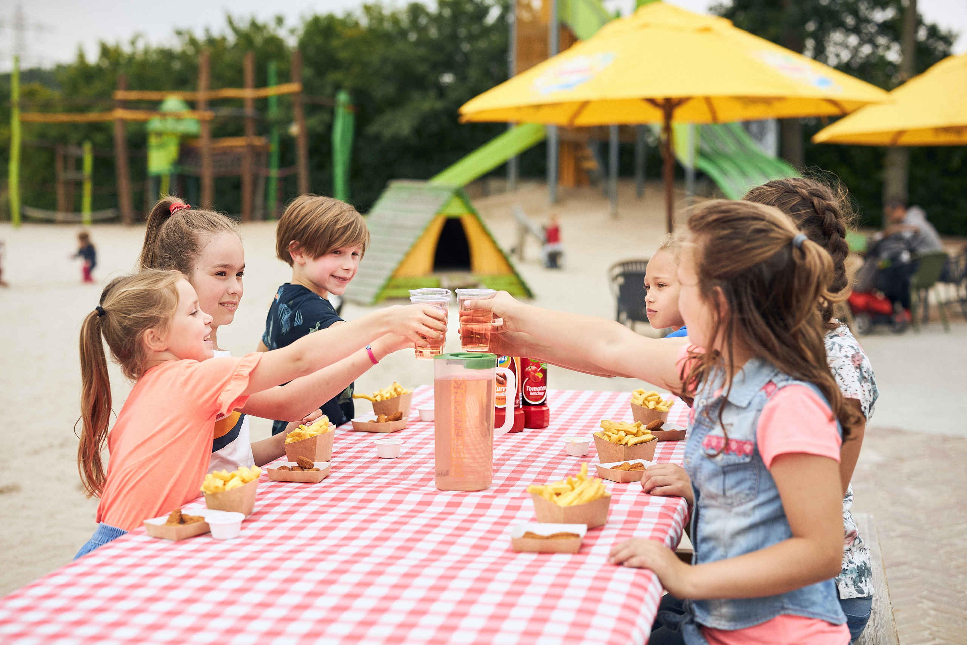 Kinderen eten frietjes tijdens een kinderfeestje in Eindhoven Zoo