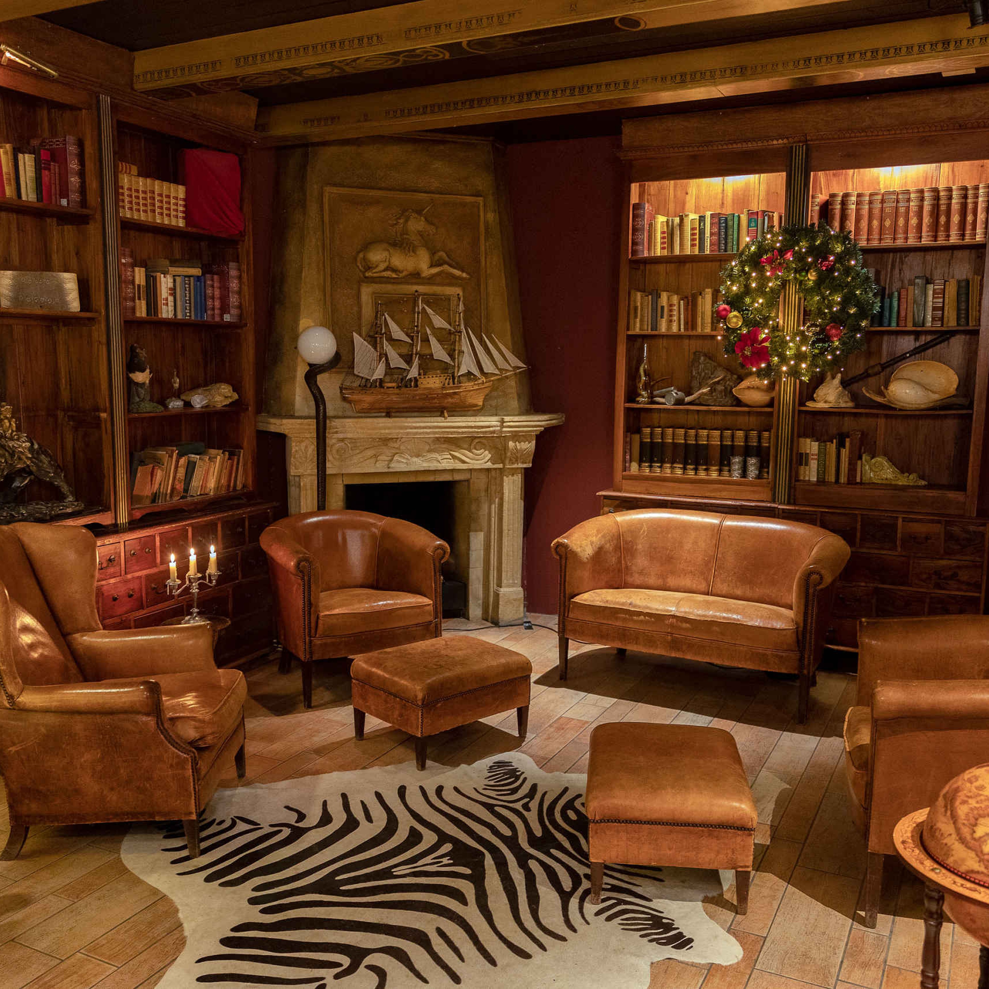 De zaal colonial in de club met zithoek in het event center van Beekse Bergen