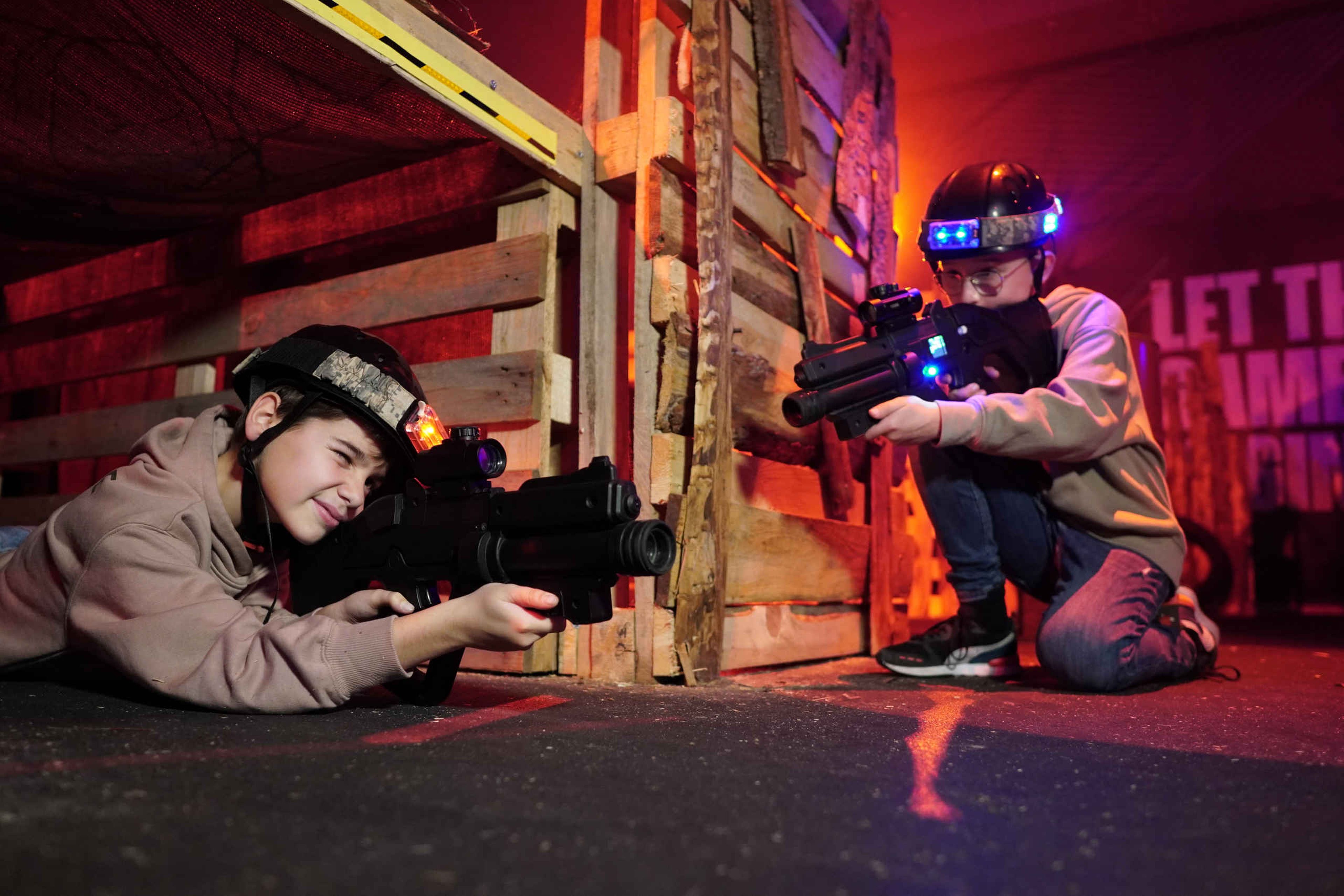 Twee jongens zijn aan het indoor lasergamen bij Klimrijk Brabant