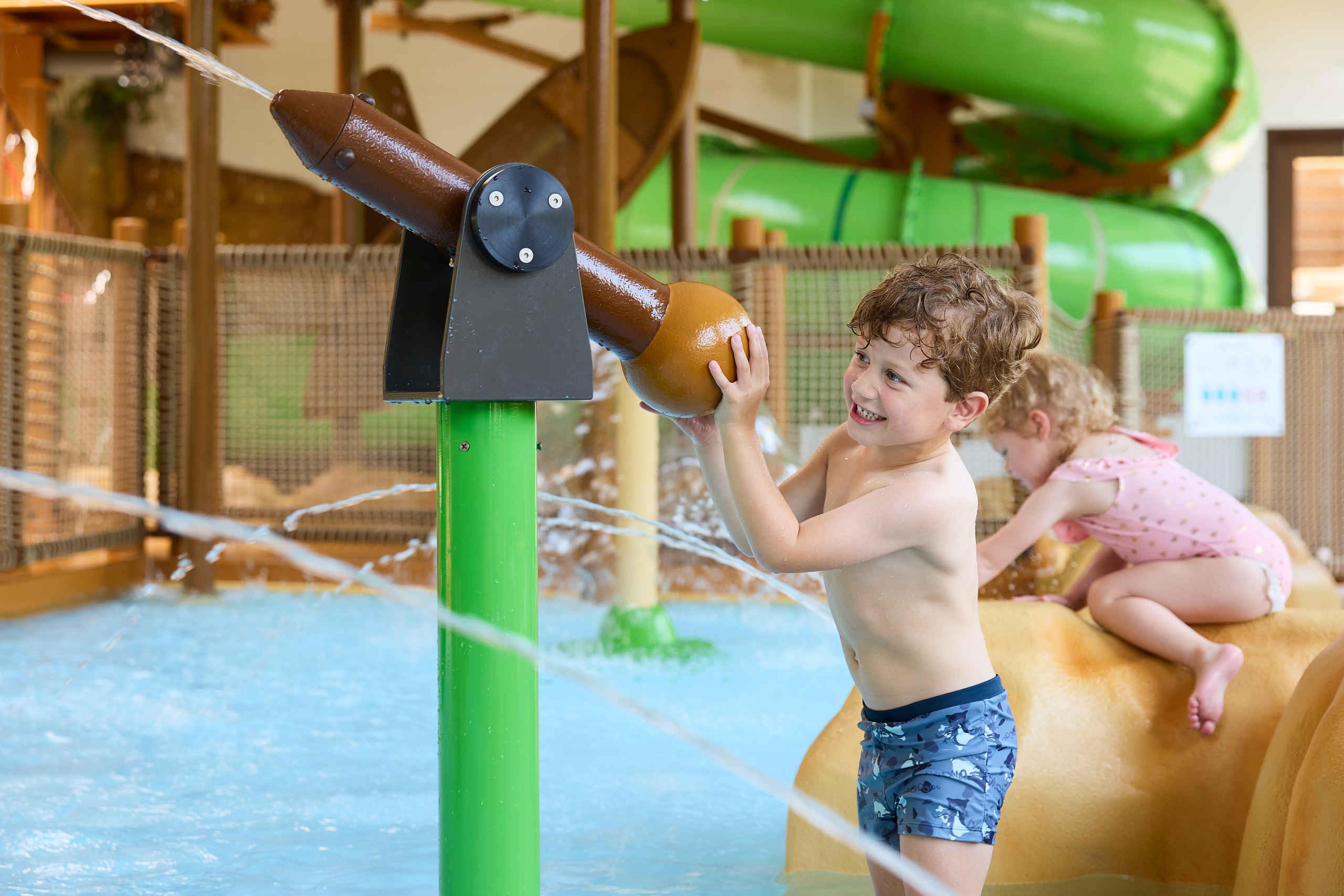 Een jongen en een meisje spelen bij de waterspeeltuin in Etsi Pool op Lake Resort Beekse Bergen.