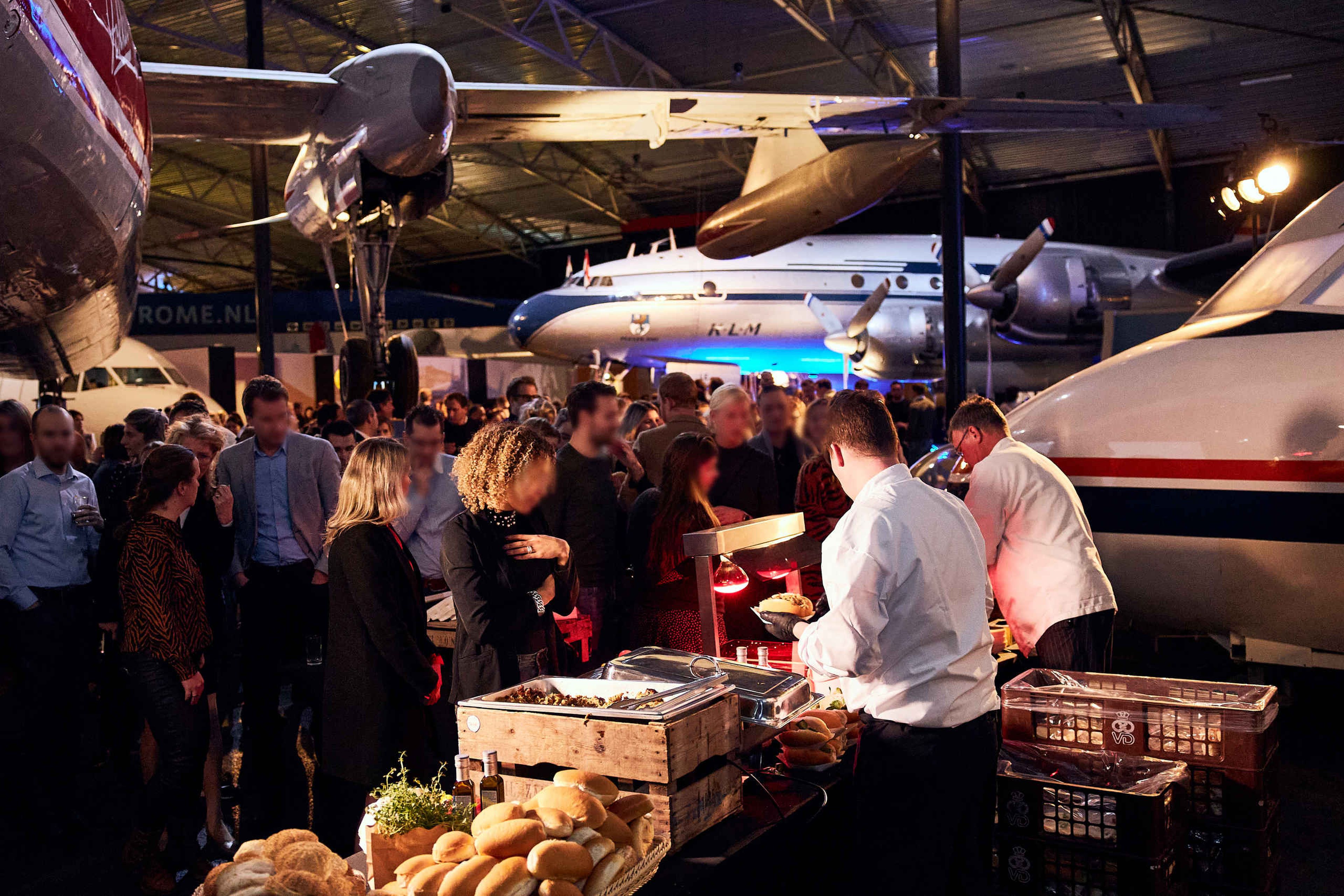 Een evenement met catering in de museumzaal van Aviodrome