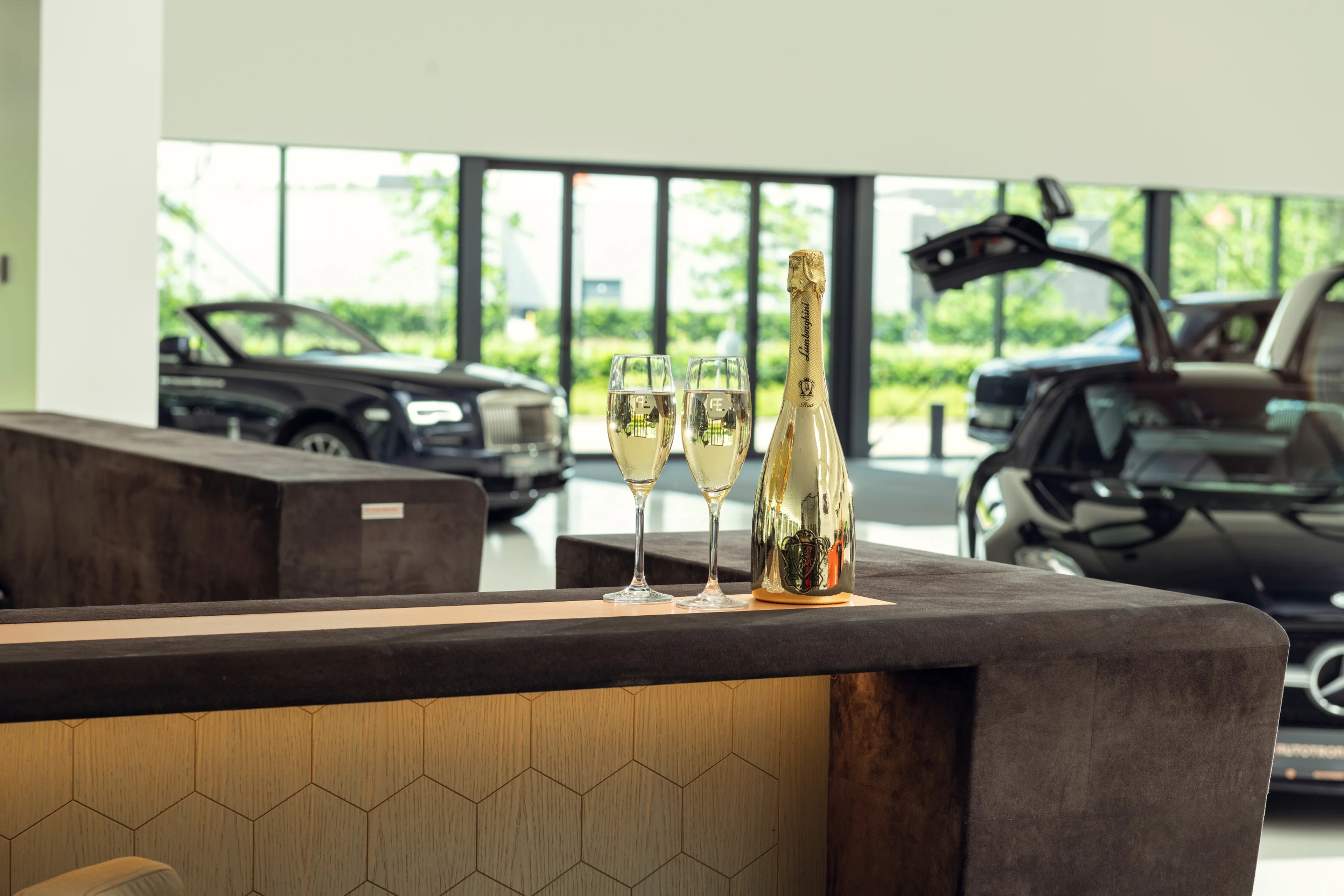 Champagne om gezamelijk te proosten op de overdracht van de sleutels bij Autotron Exclusive.