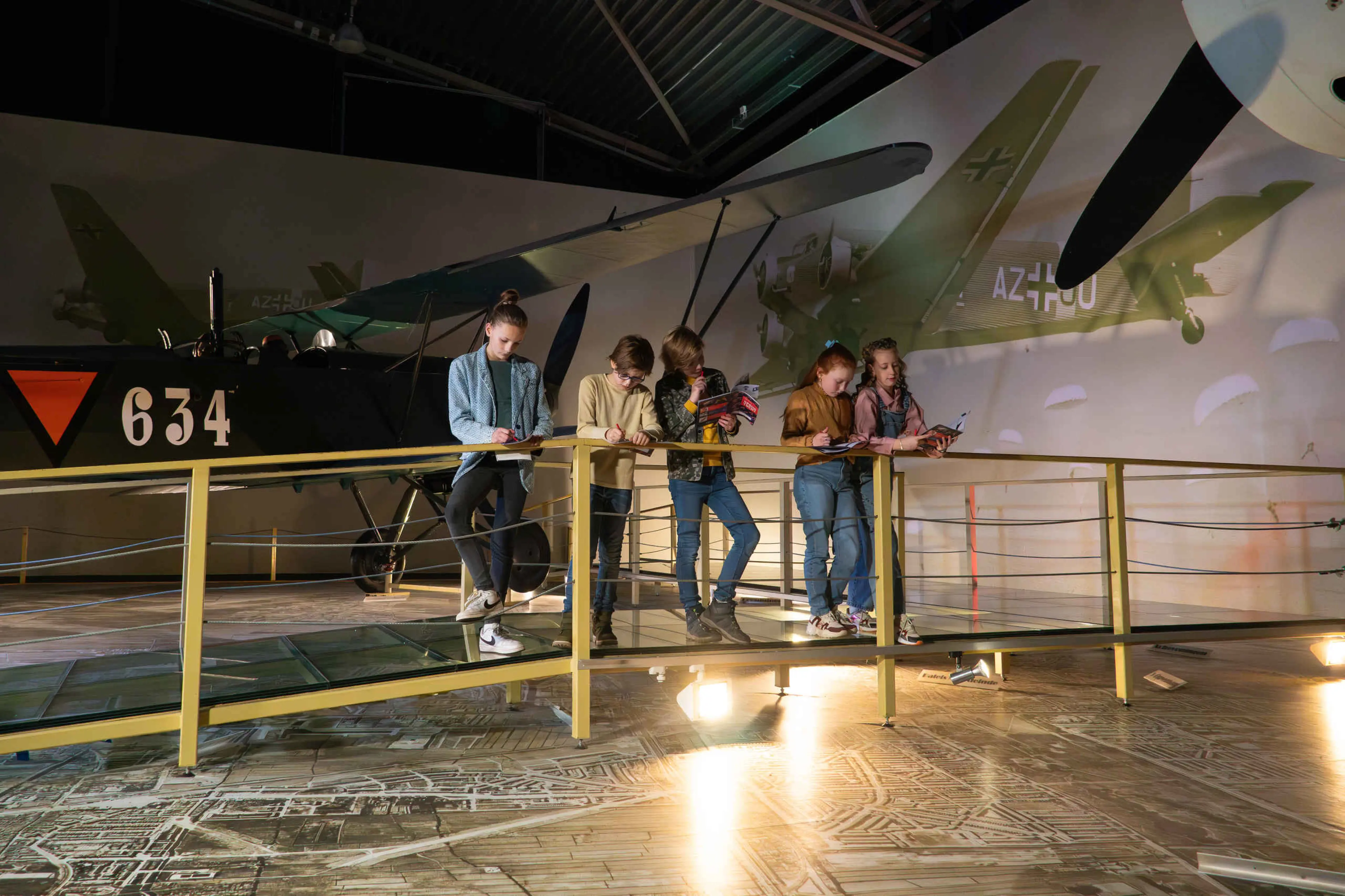 Kinderfeestje kinderen museum kind speurtocht Luchtvaartmuseum Aviodrome