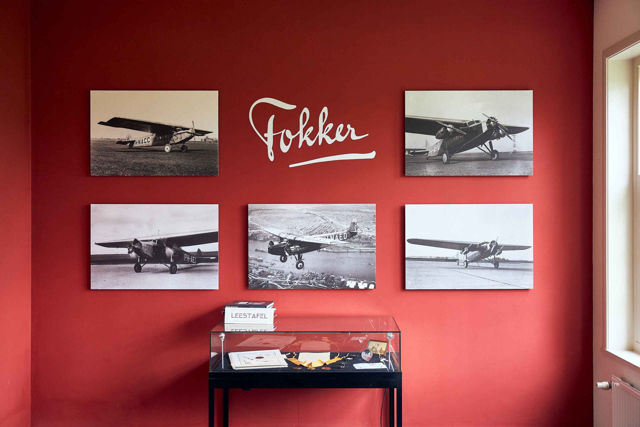 Een item over Fokker van de expositie in het Schiphol 1928 gebouw van Luchtvaartmuseum Aviodrome