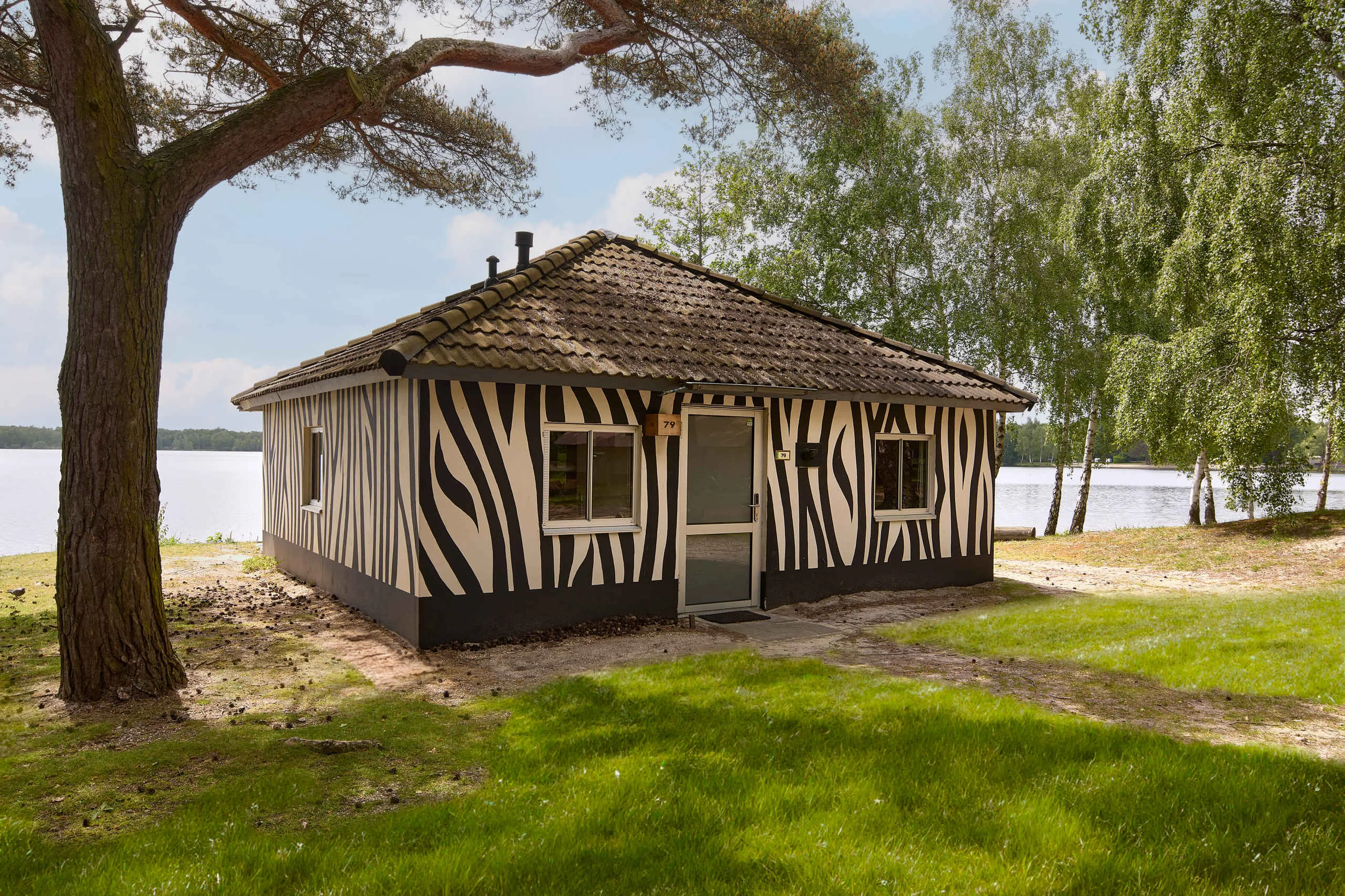 Aanzicht van de Jungalow Zebra op Lake Resort Beekse Bergen