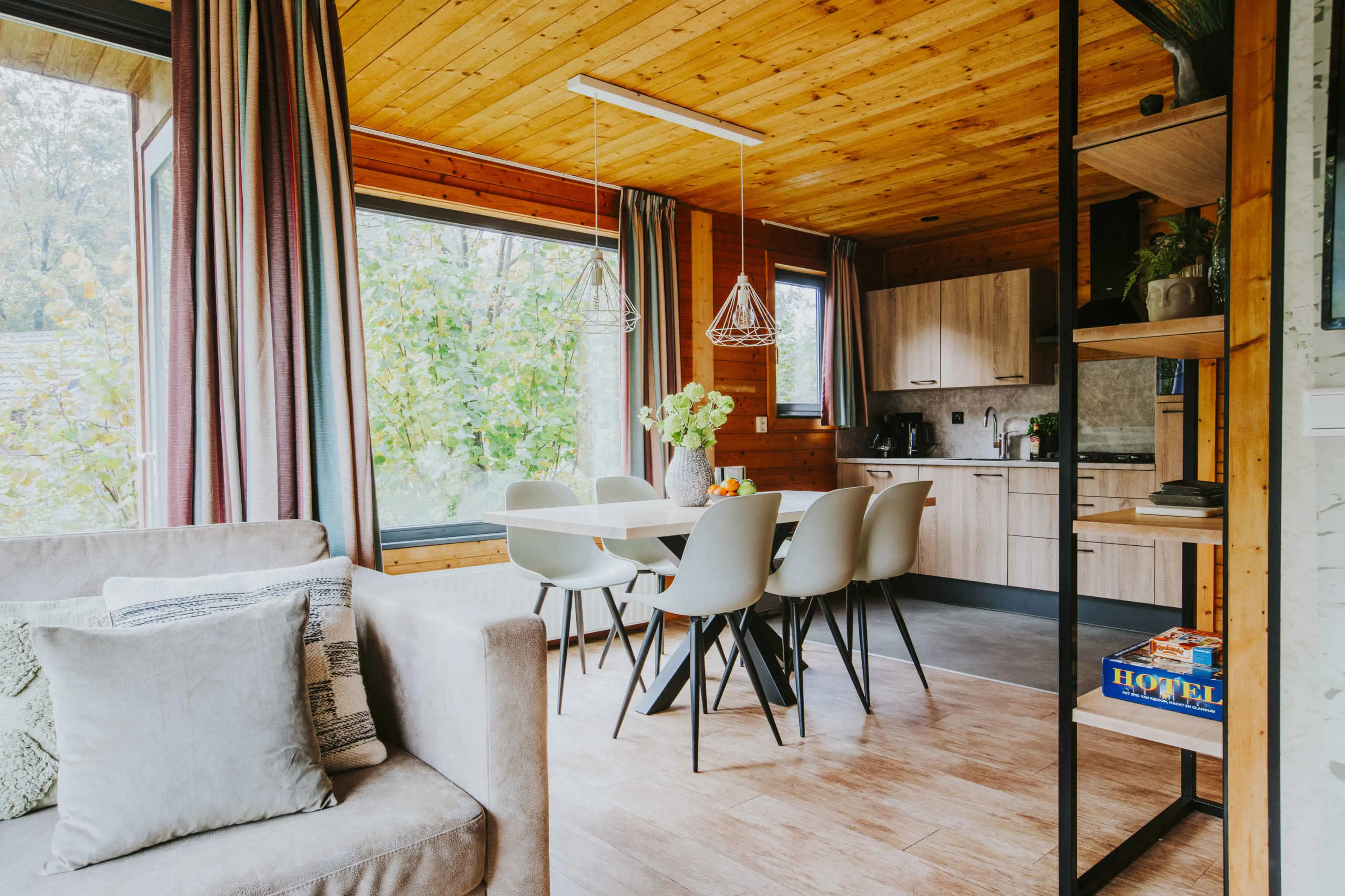 Woonkamer en keuken in de Luxe Bungalow Damhert in Vakantiepark Dierenbos