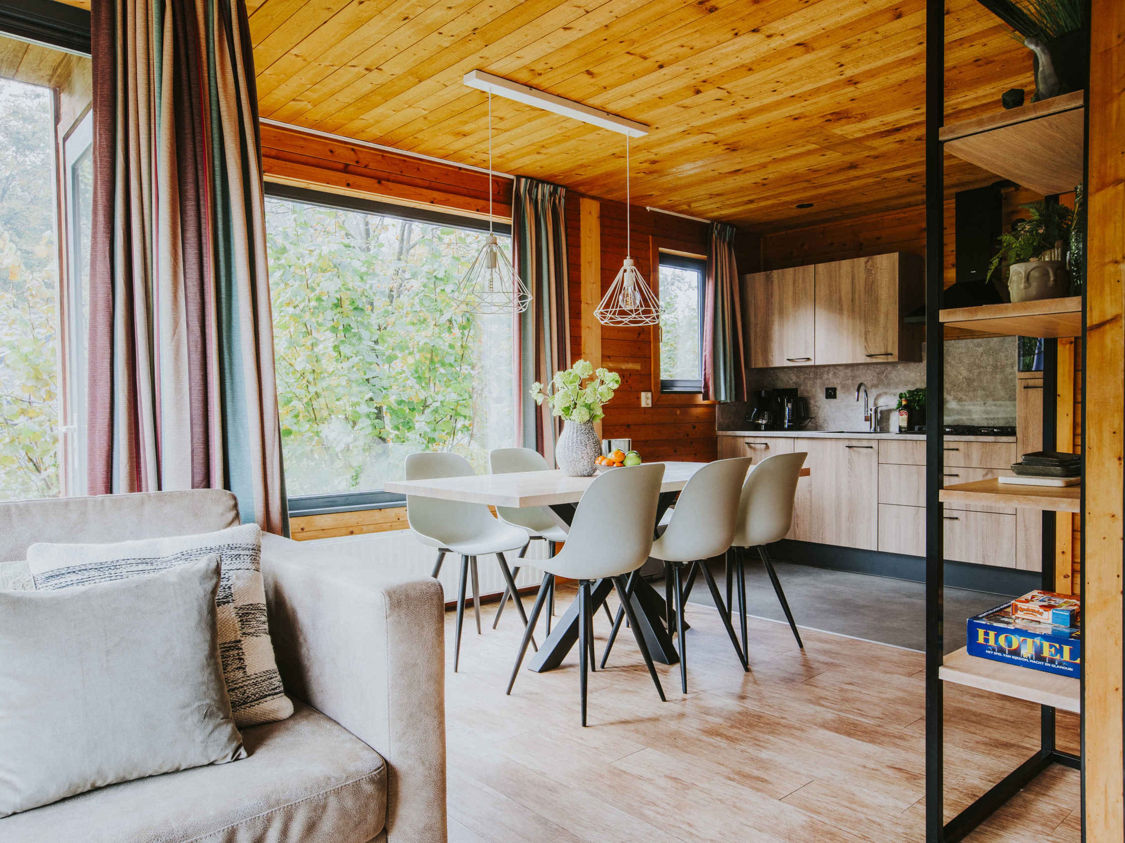 Woonkamer en keuken in de Luxe Bungalow Damhert in Vakantiepark Dierenbos