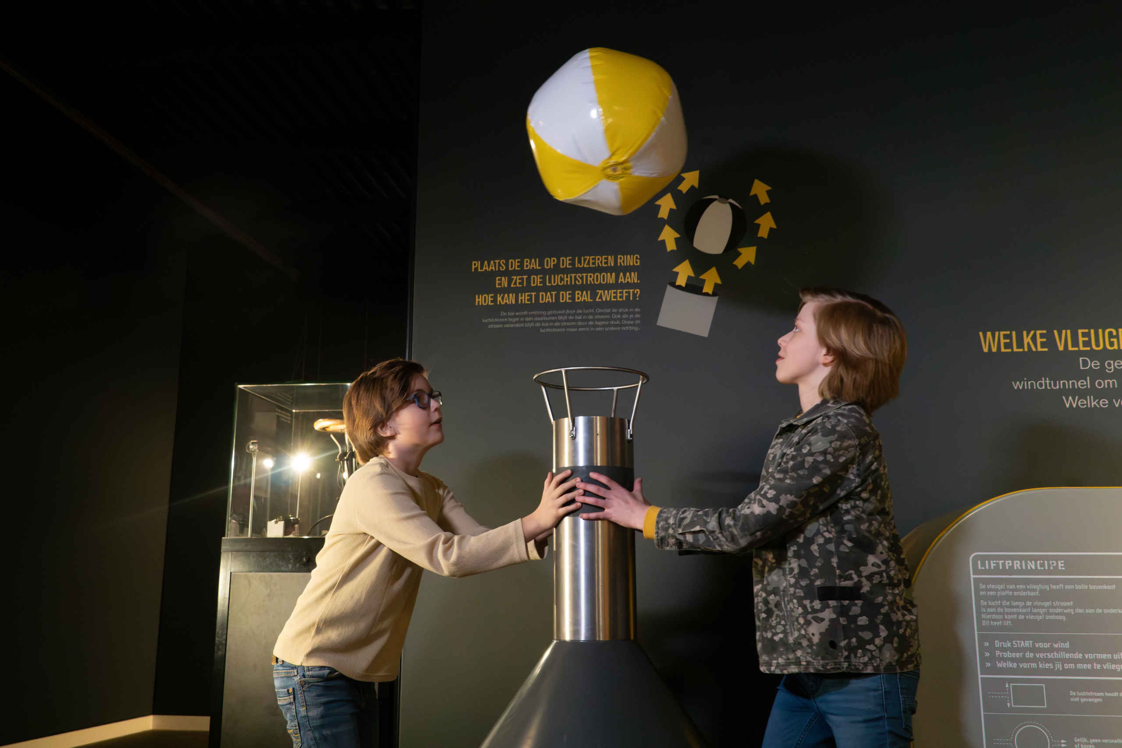 Kinderfeestjes jongens laten bal zweven Luchtvaartmuseum Aviodrome