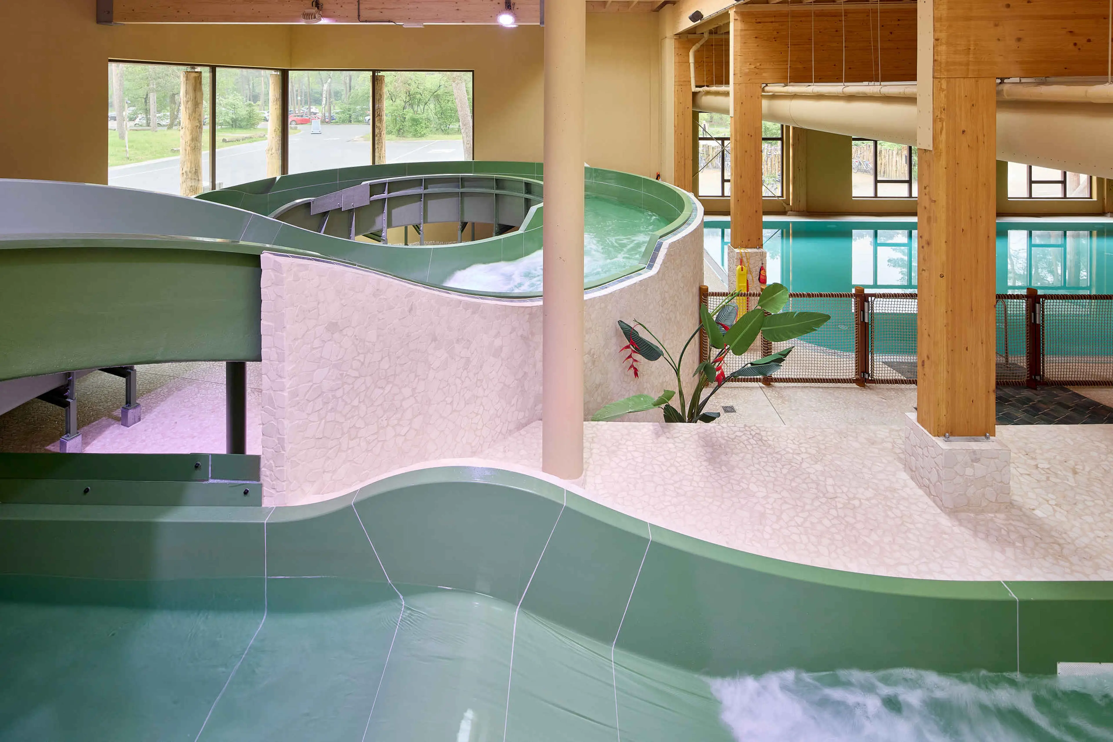 Glijbaan en wildwaterbaan in het zwembad van vakantiepark Safari Resort Beekse Bergen