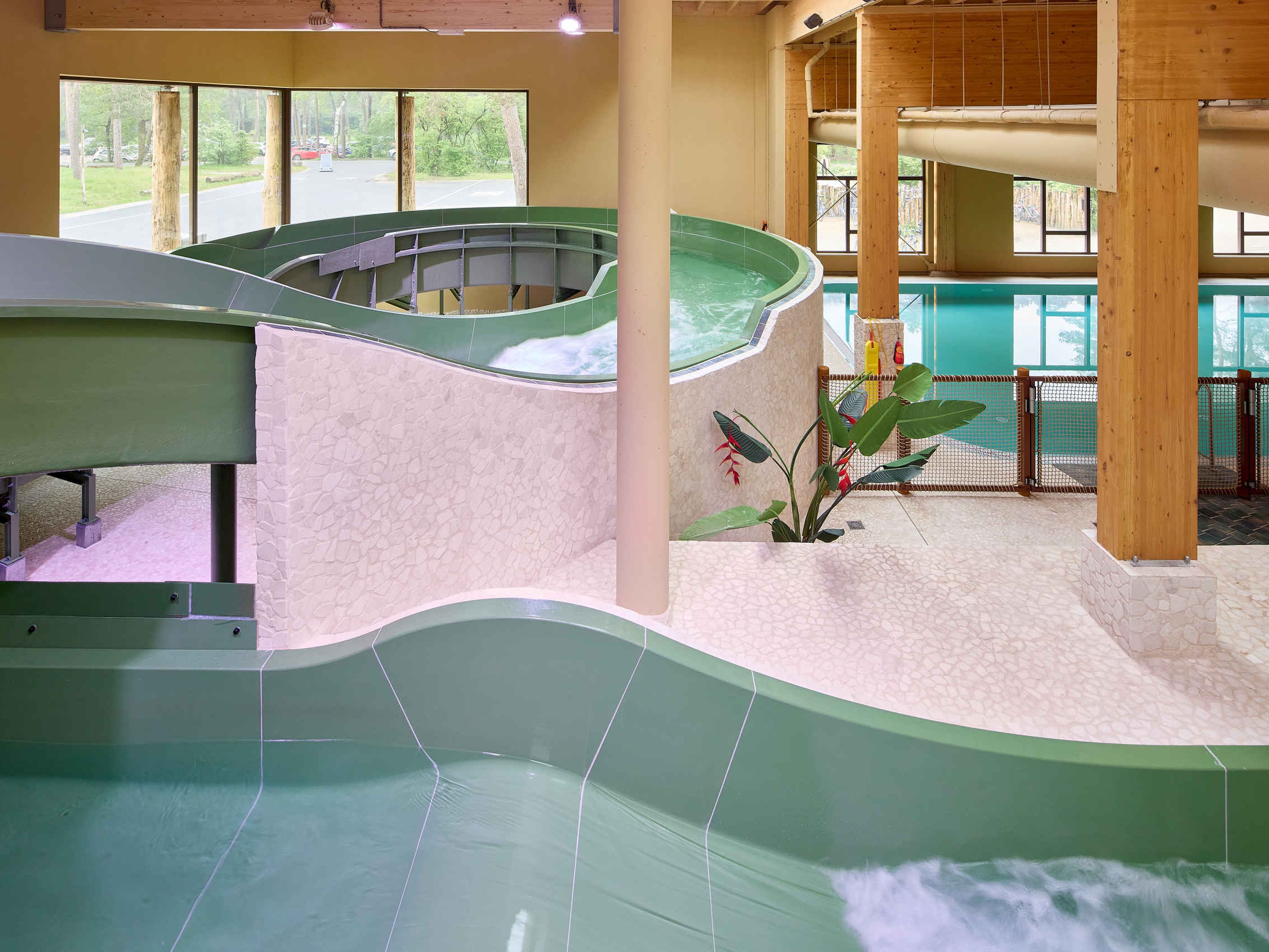 Glijbaan en wildwaterbaan in het zwembad van vakantiepark Safari Resort Beekse Bergen