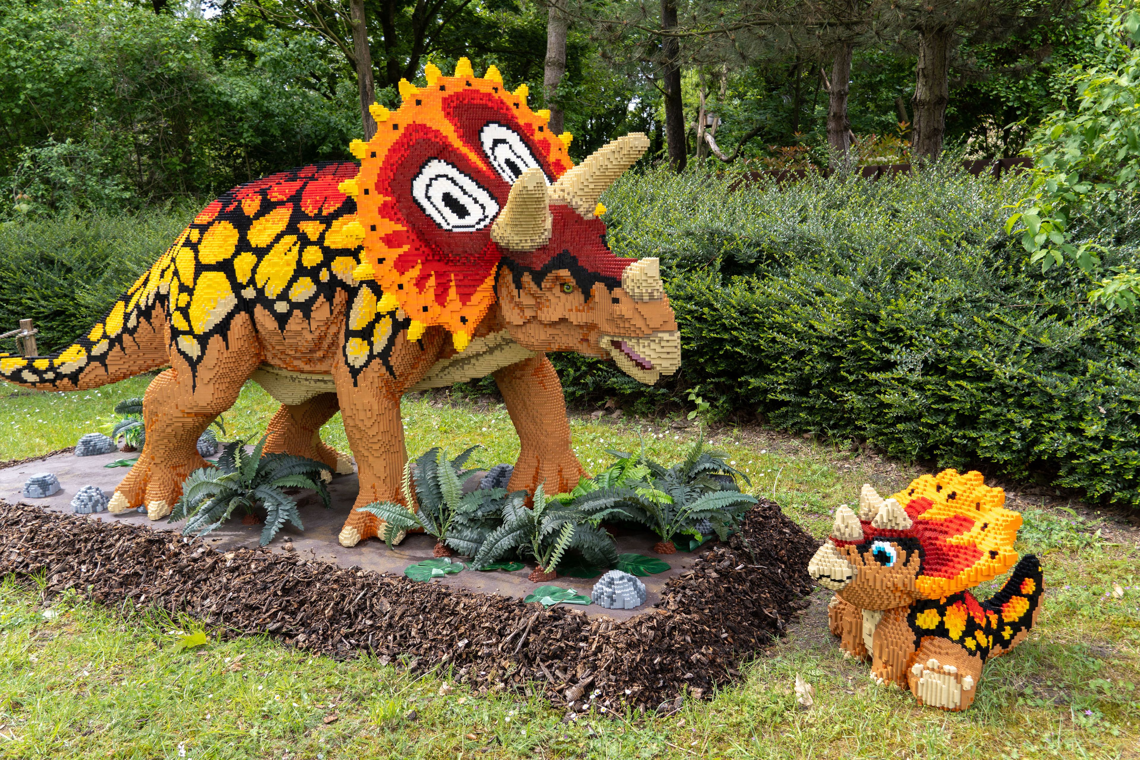 Een Triceratops en jong tijdens Wild Bricks in ZooParc Overloon