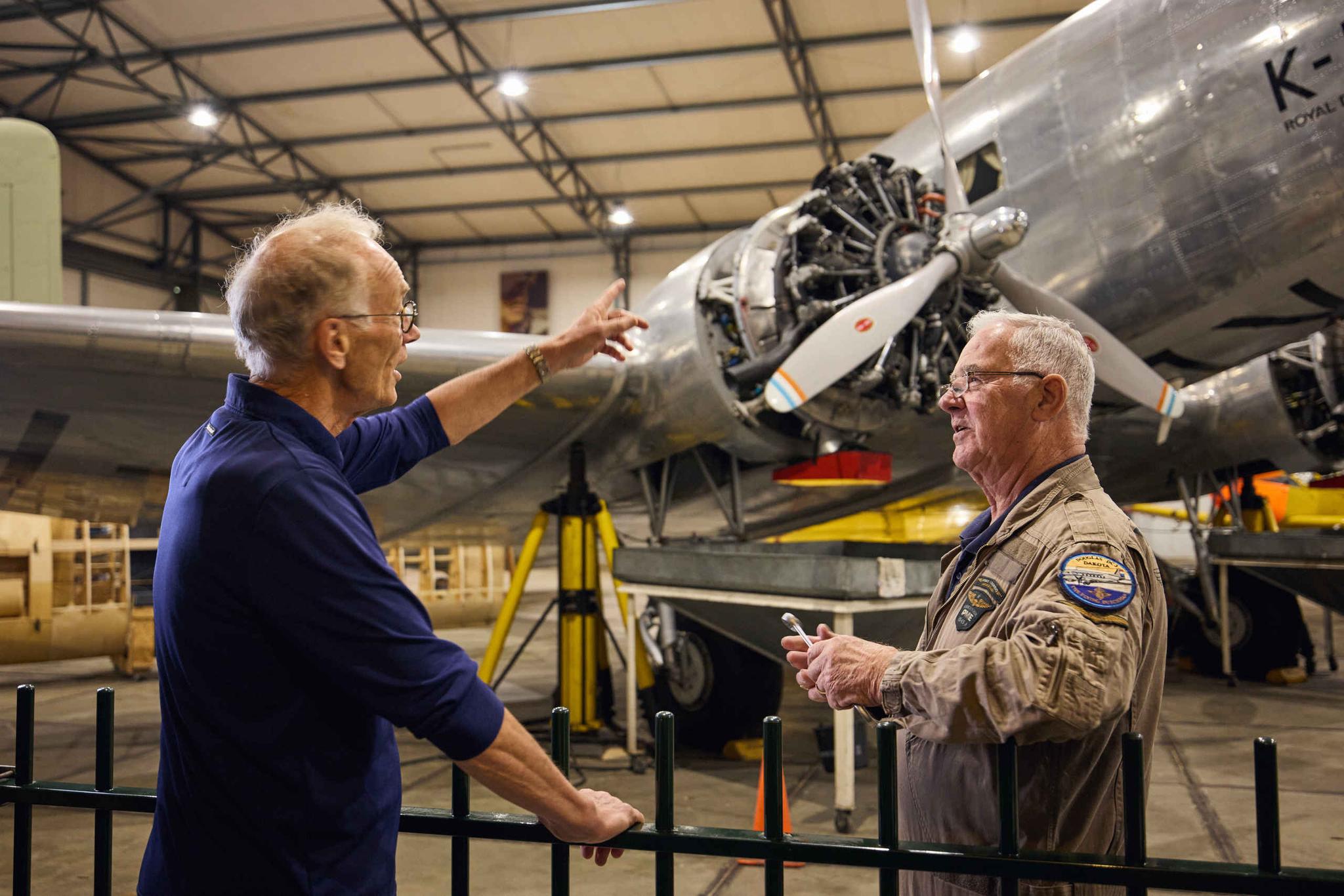 Vrijwilliger legt uit aan bezoeker in Luchtvaartmuseum Aviodrome