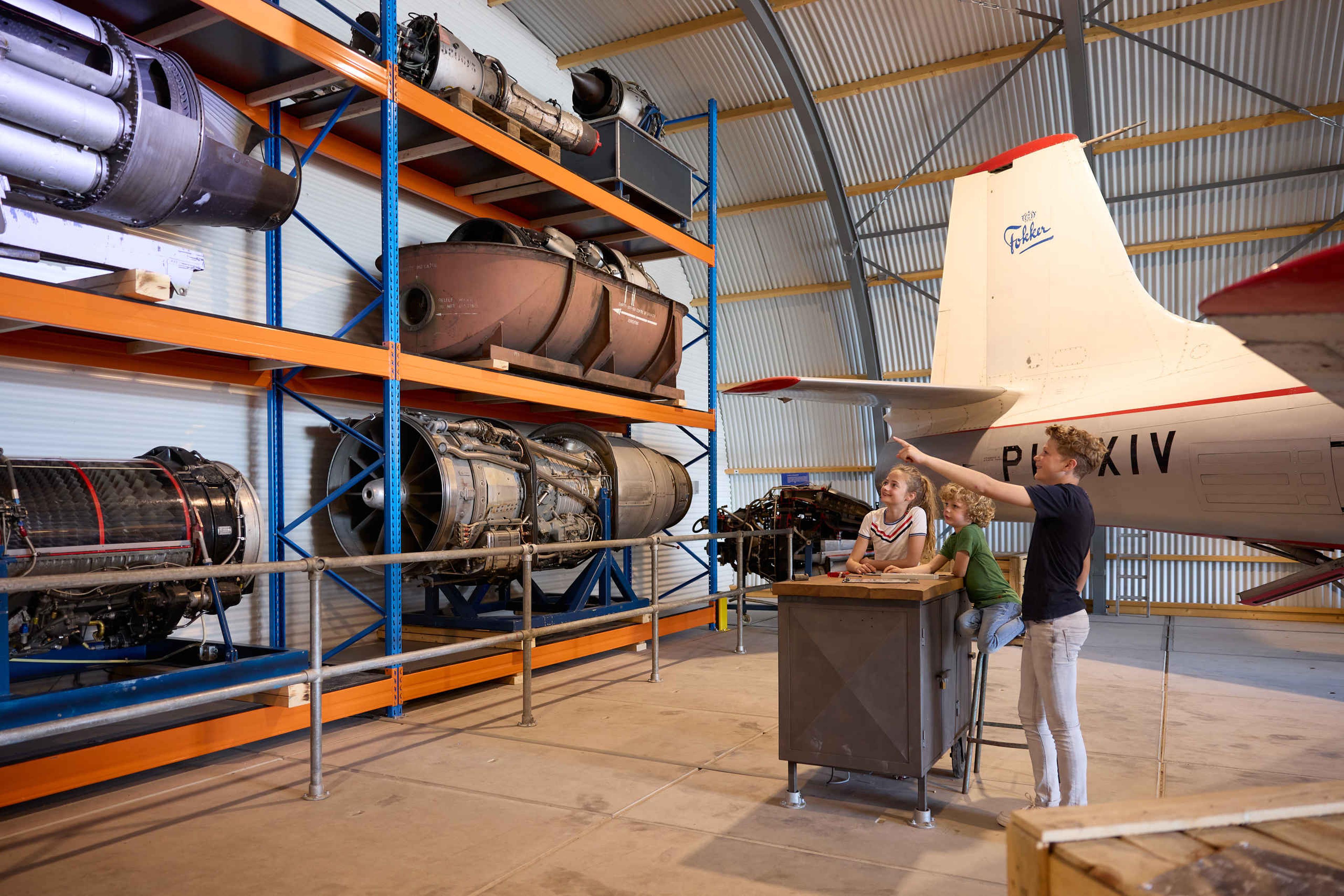 Kinderen jongen en meisje vliegtuigmotor expositie Luchtvaartmuseum Aviodrome
