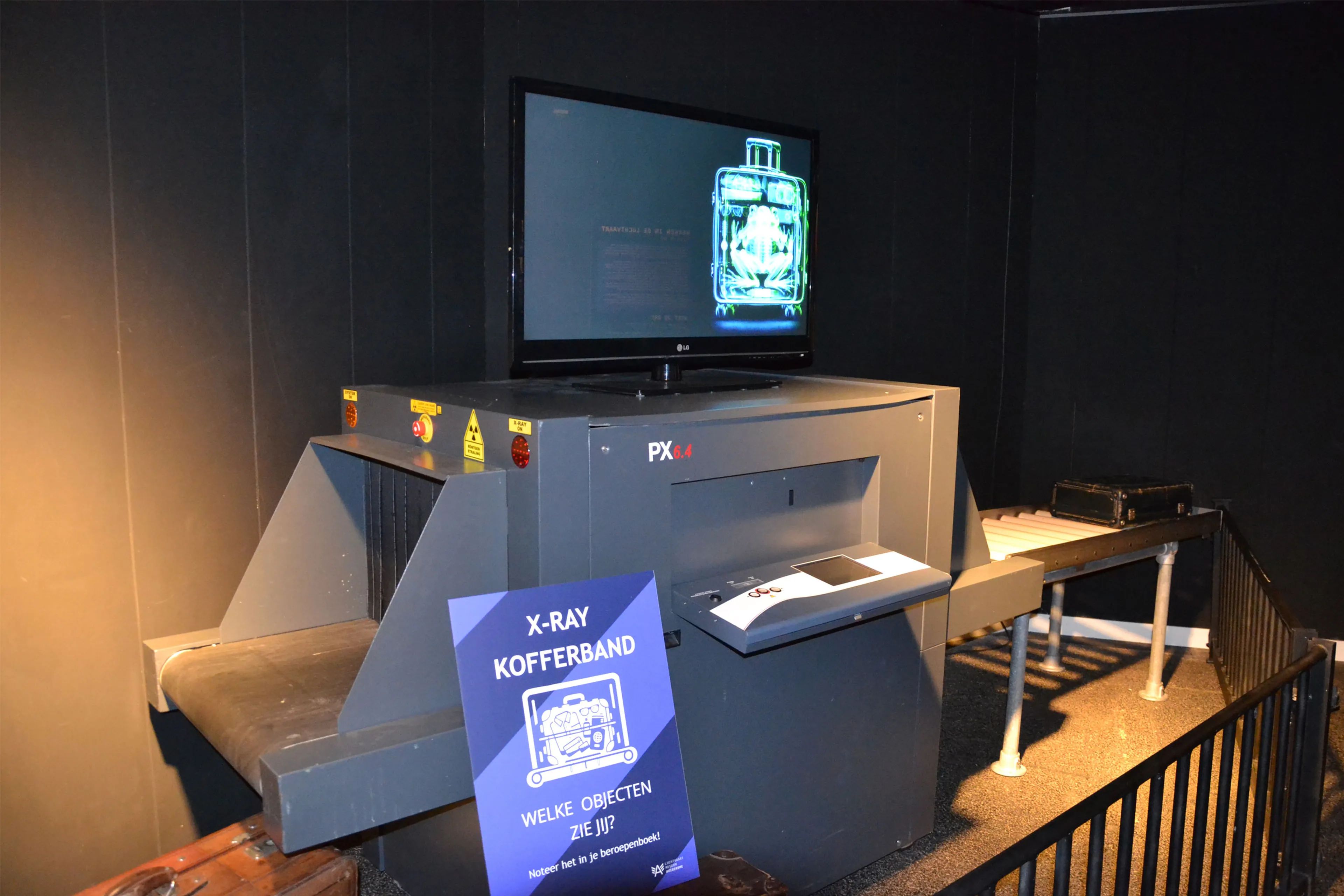 Een X-ray kofferband met een scherm in Luchtvaartmuseum Avidodrome