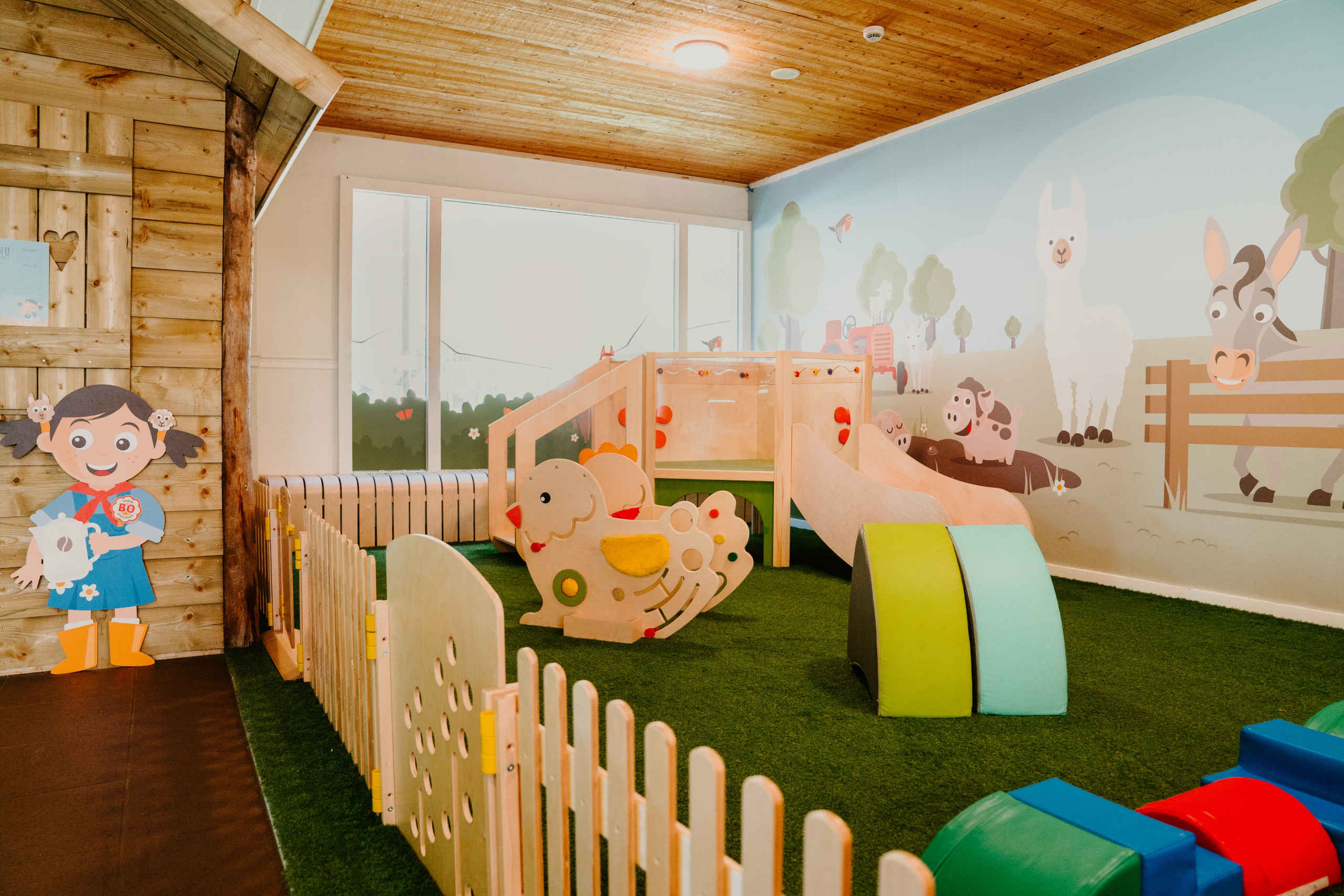 De dreumes- en peuterhoek in de binnenspeeltuin bij Vakantiepark Dierenbos.