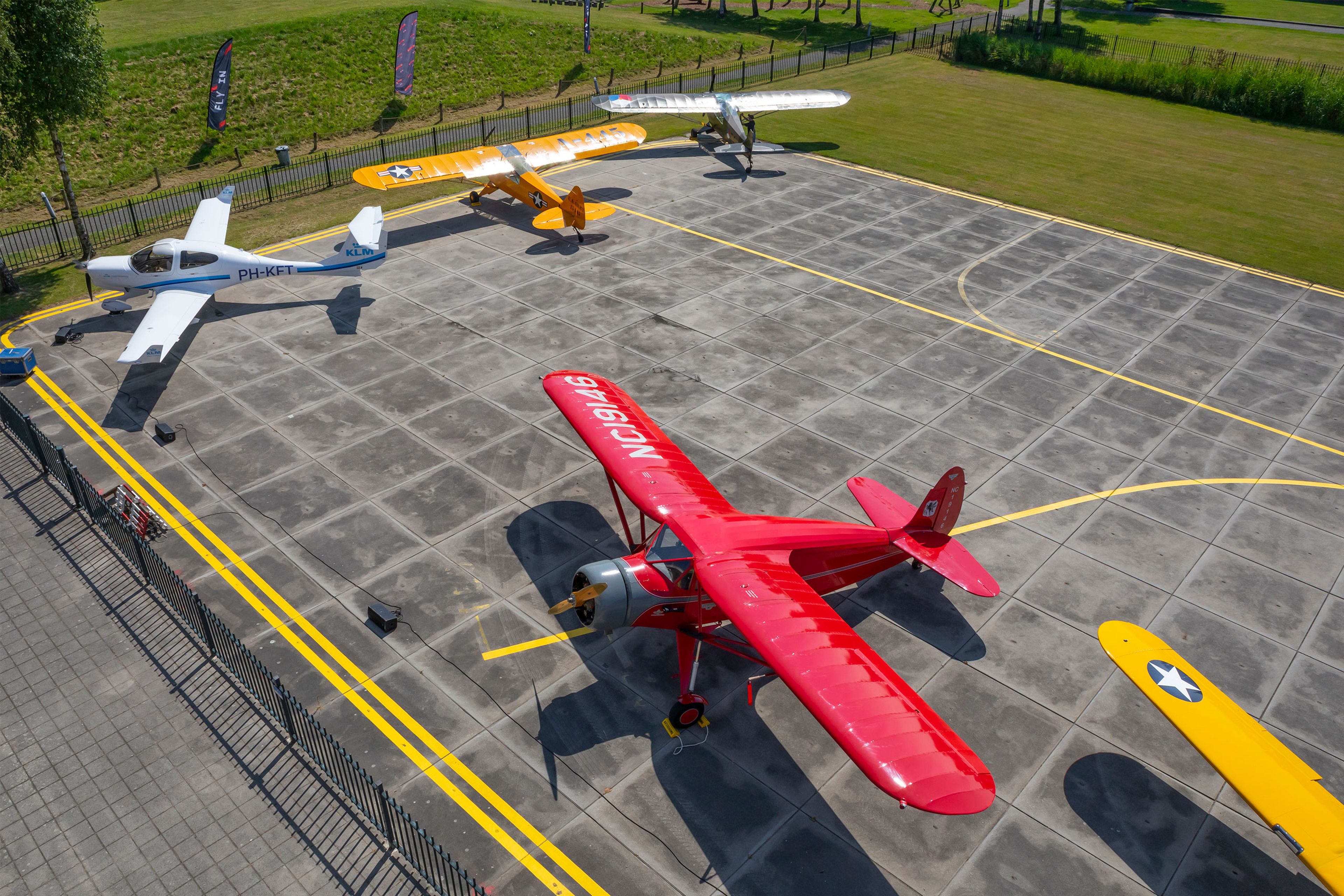 Een aantal trainer vliegtuigen op het buitenterrein van Luchtvaartmuseum Aviodrome