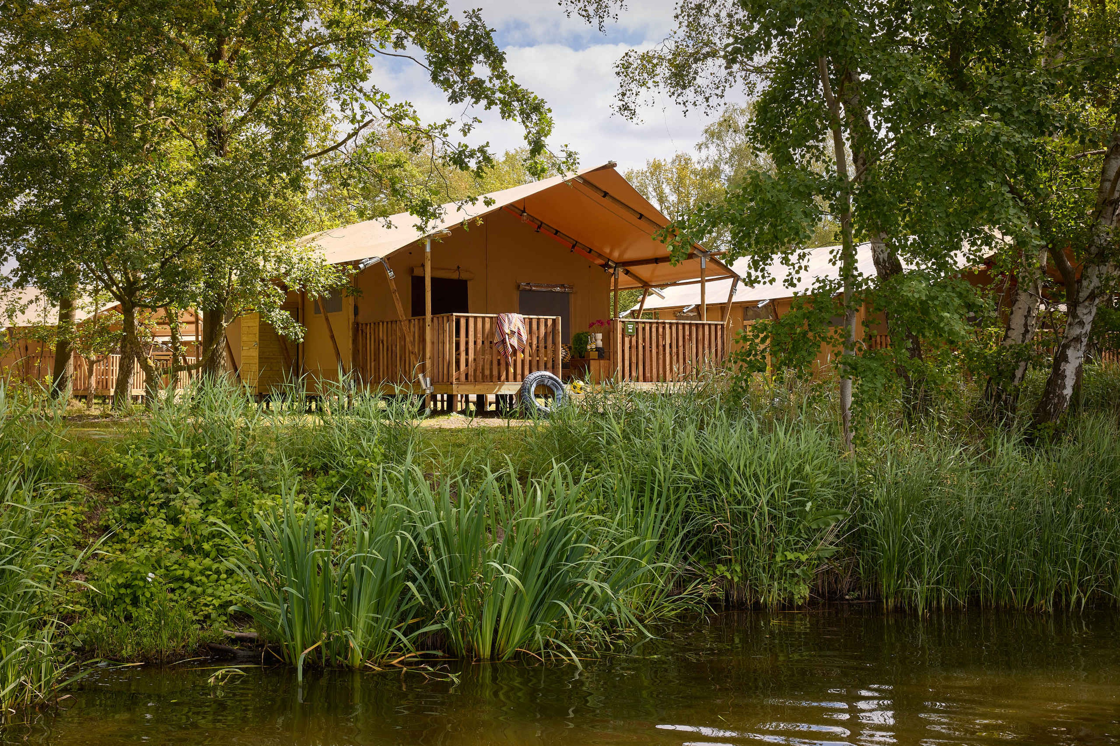 Aanzicht van Safaritent Darwin op Lake Resort Beekse Bergen