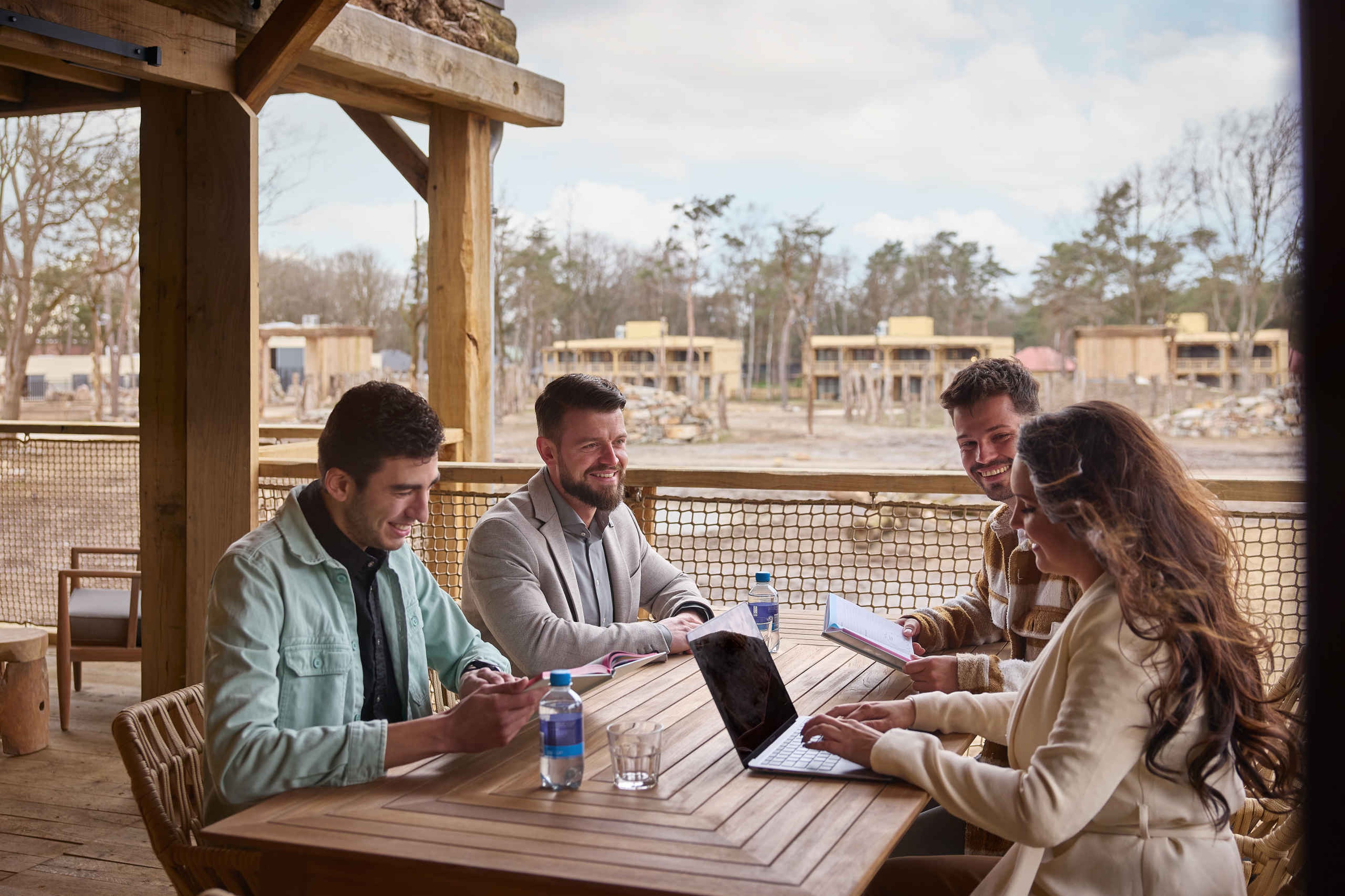 Collega's aan het vergaderen op het terras bij een hotelkamer bij Safari Hotel Beekse Bergen