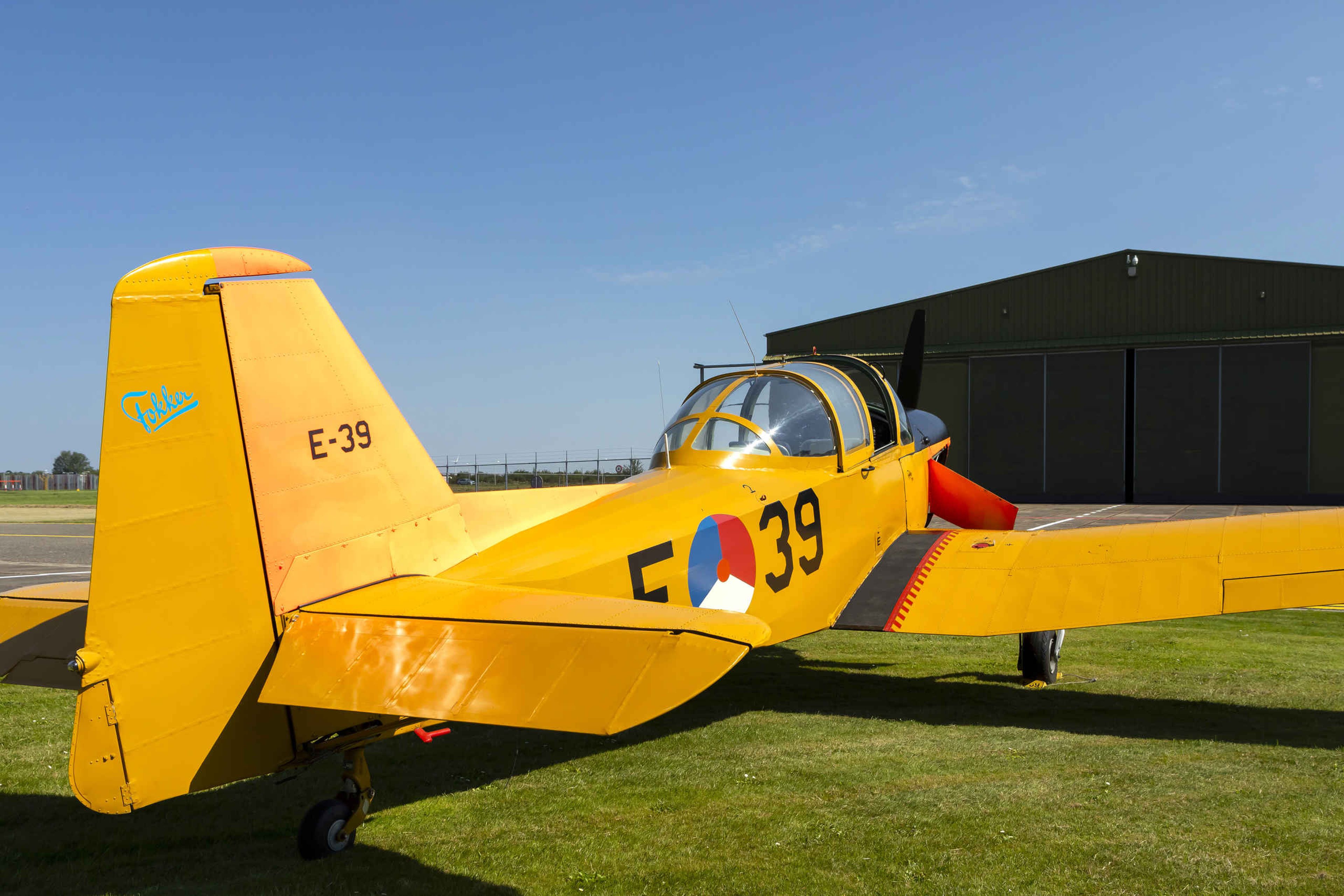 De Fokker S.11 op een grasveld bij Luchtvaartmuseum Aviodrome
