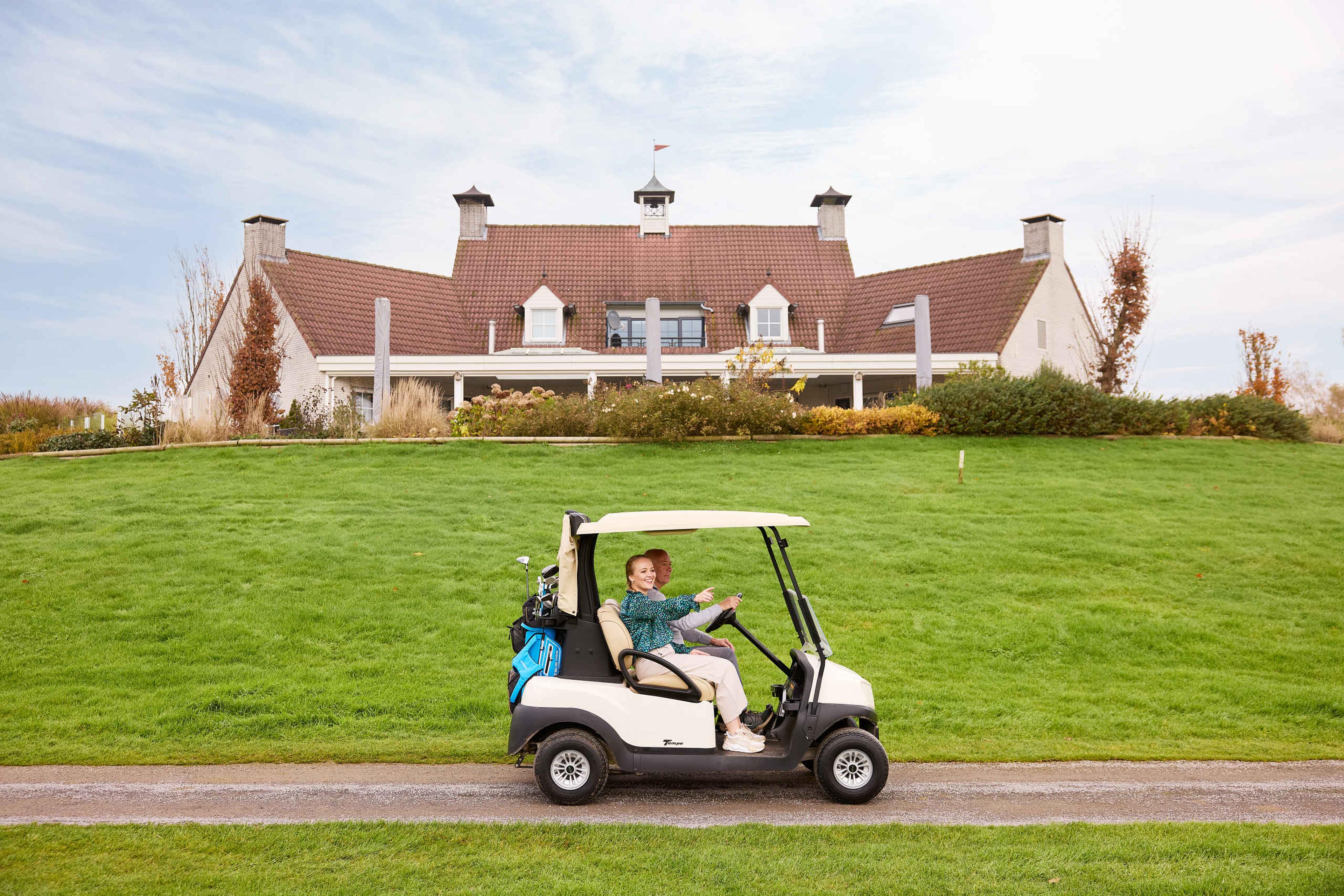 Golf buggy bij restaurant de Hooghe Bergh op Golf De Gulbergen