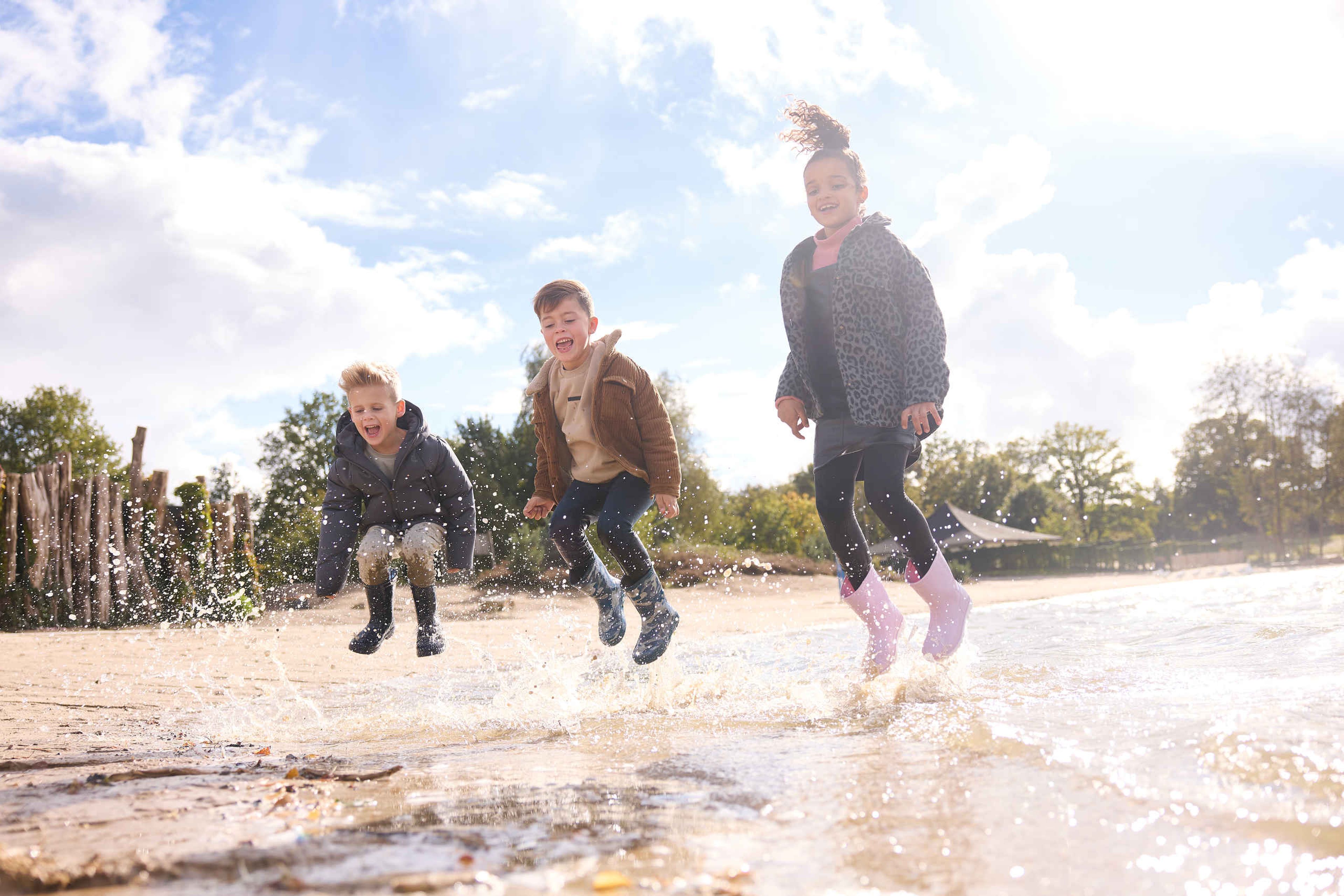 Kinderen spelen op het strand bij het Victoriameer op Lake Resort Beekse Bergen