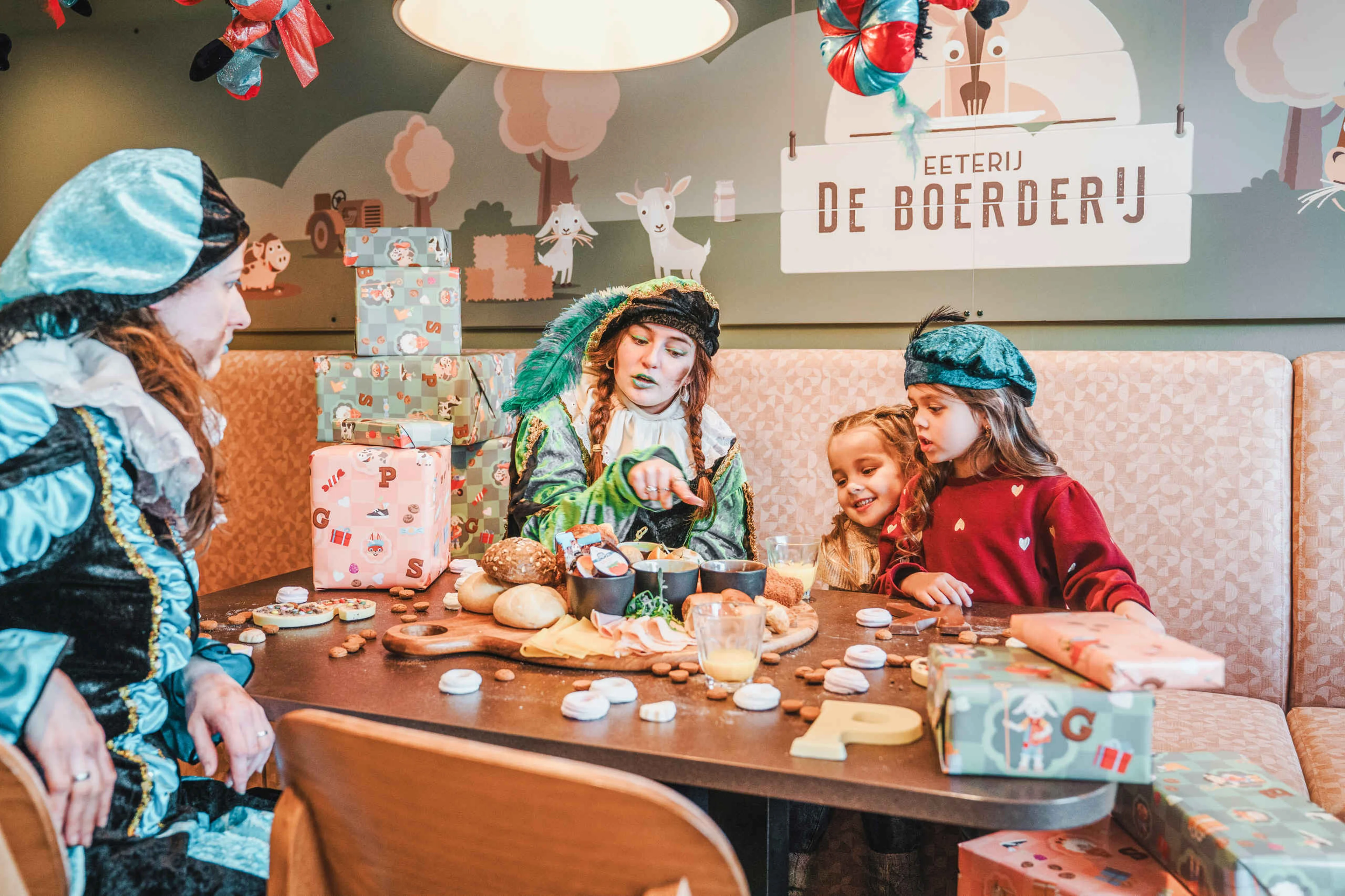 Kinderen en pieten bij het ontbijt pietenfestijn tijdens Sinterklaas in Vakantiepark Dierenbos
