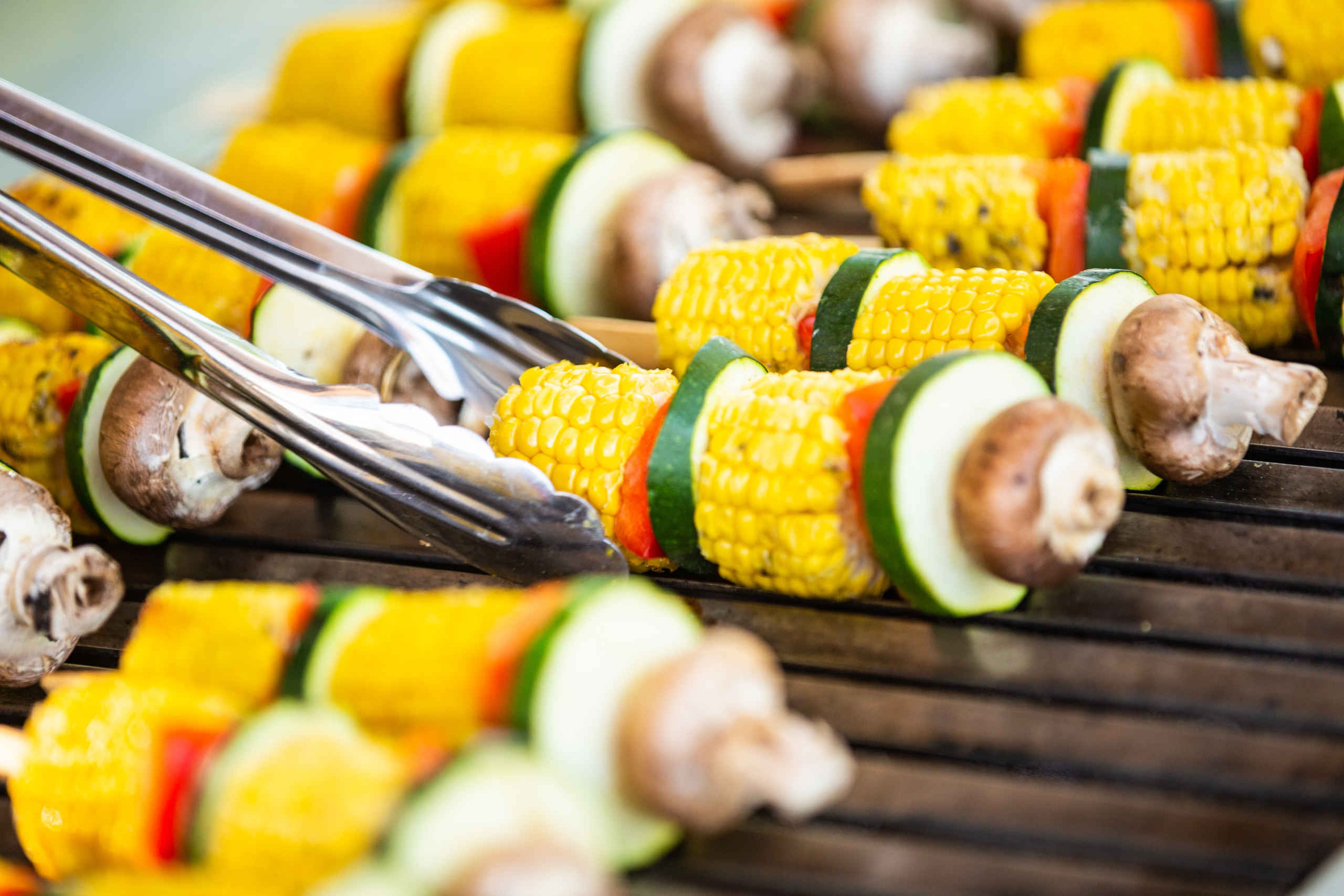 Barbecue met spiesjes met groente tijdens een event bij Speelland Beekse Bergen