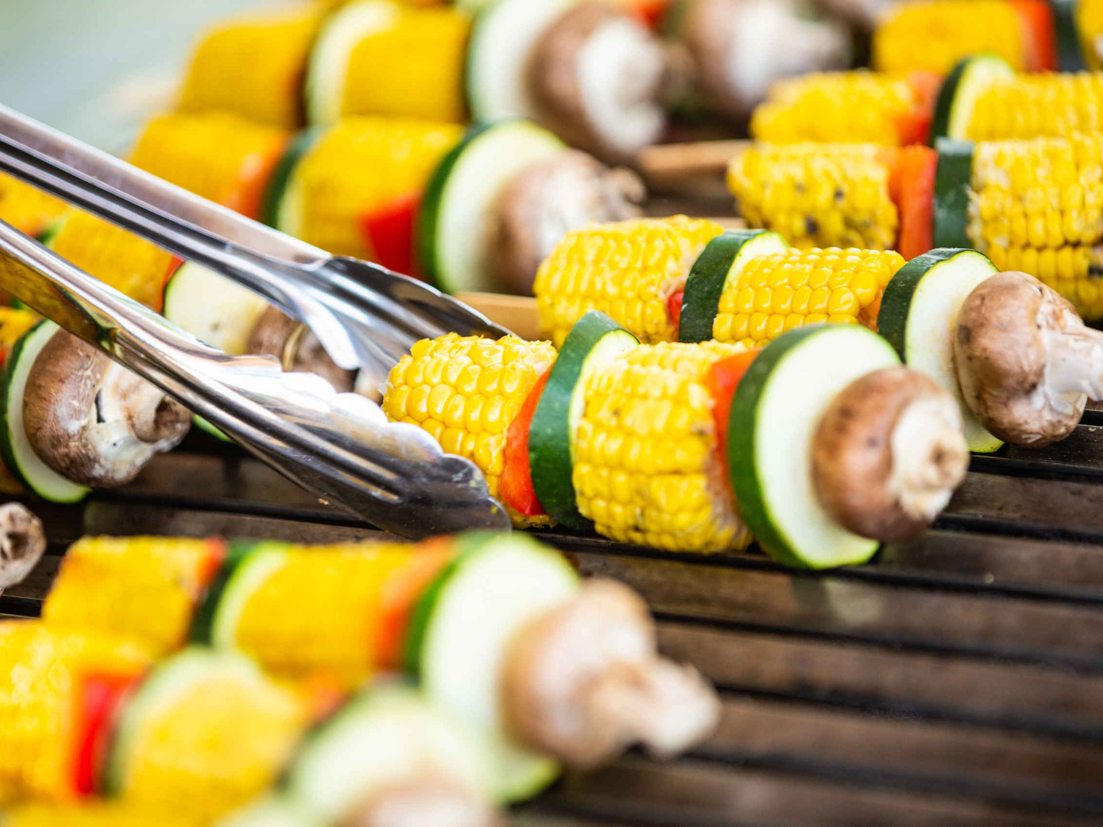 Barbecue met spiesjes met groente tijdens een event bij Speelland Beekse Bergen