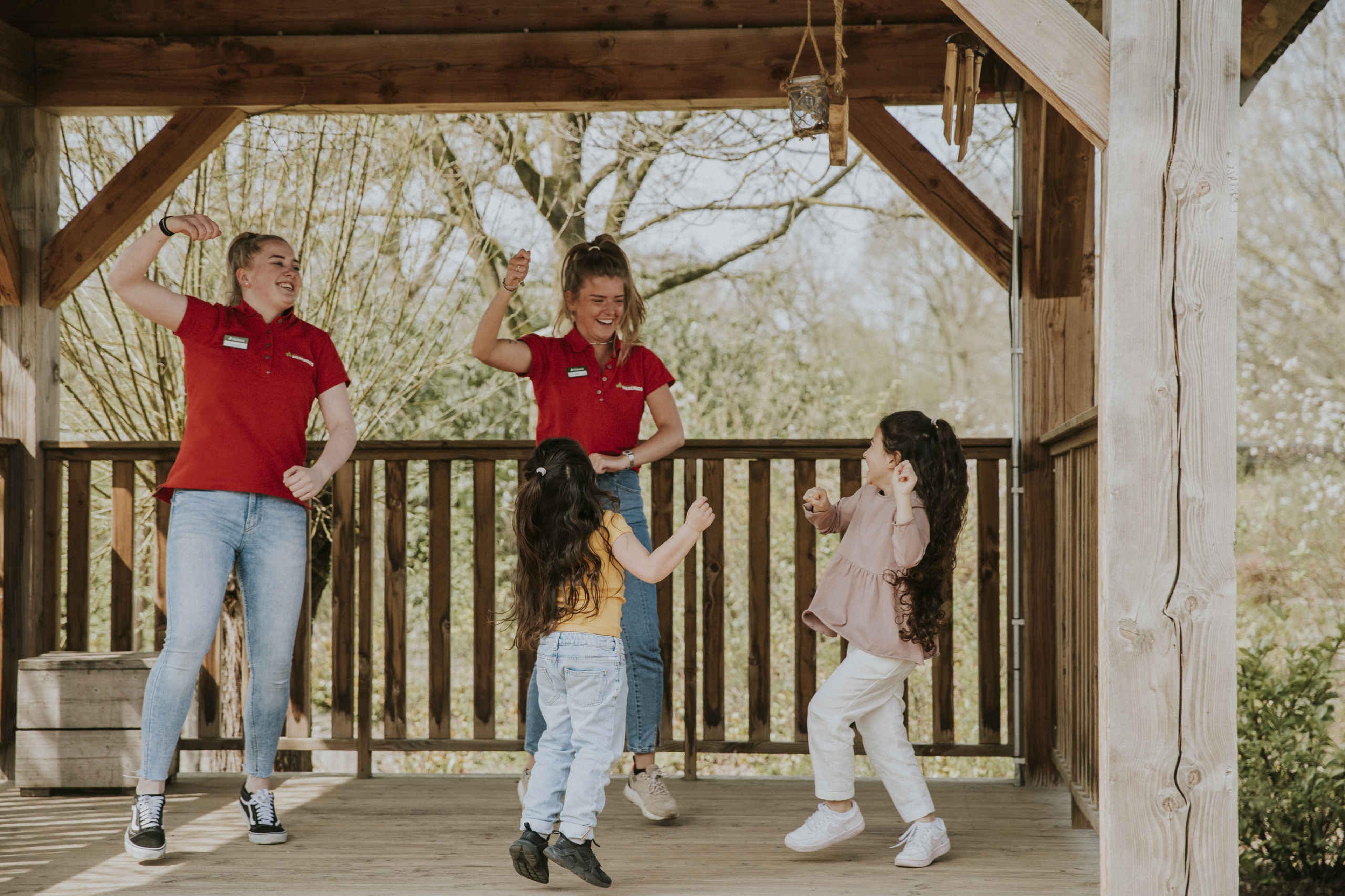 Medewerkers animatieteam dansen met met kinderen op Vakantiepark Dierenbos