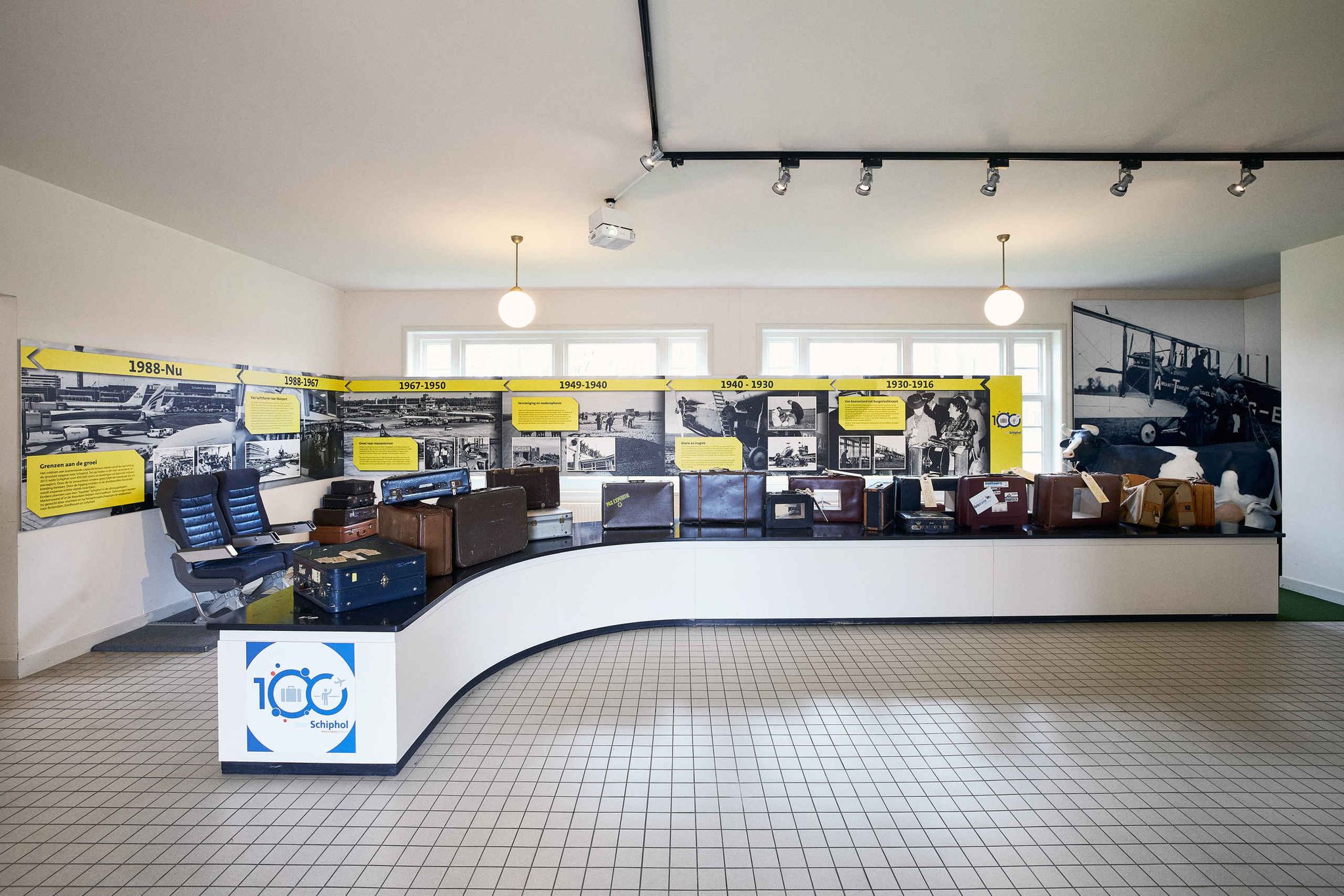 De vertrekhal van het Schiphol 1928 gebouw van Luchtvaartmuseum Aviodrome