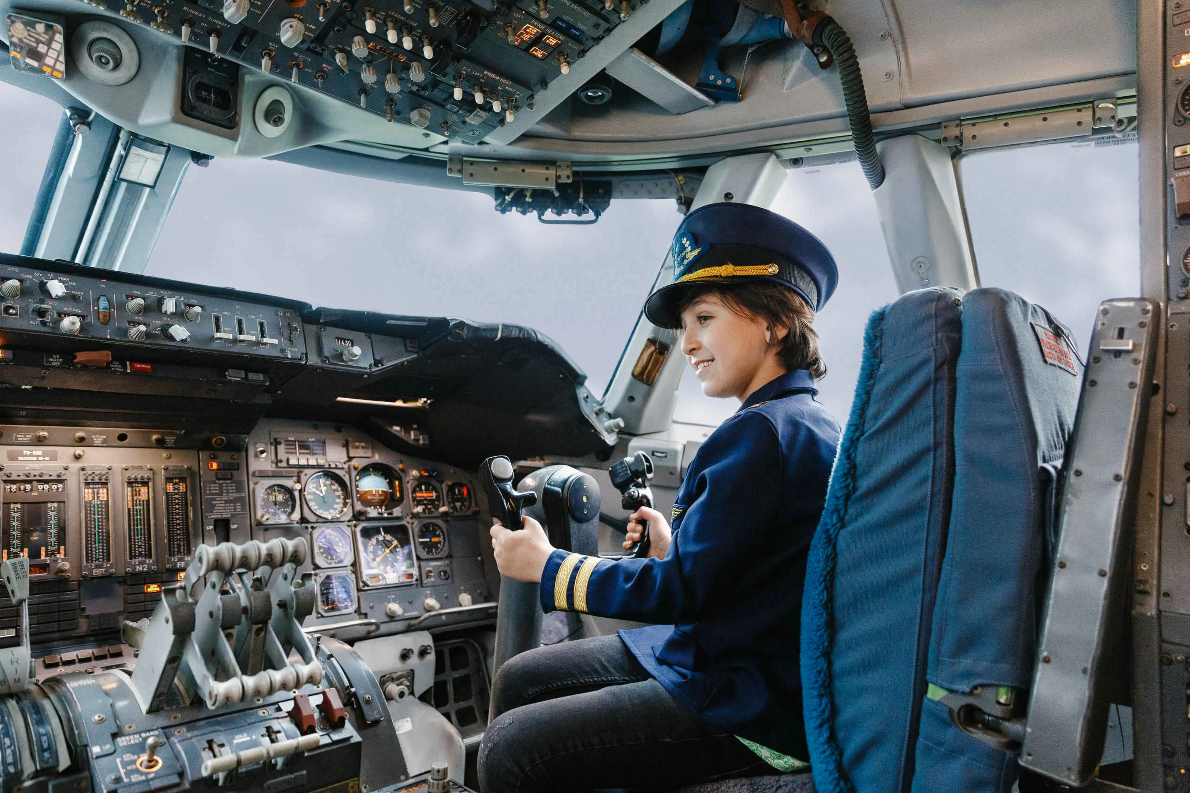 een jongen in de cockpit van een boeing 747 bij Luchtvaartmuseum Aviodrome
