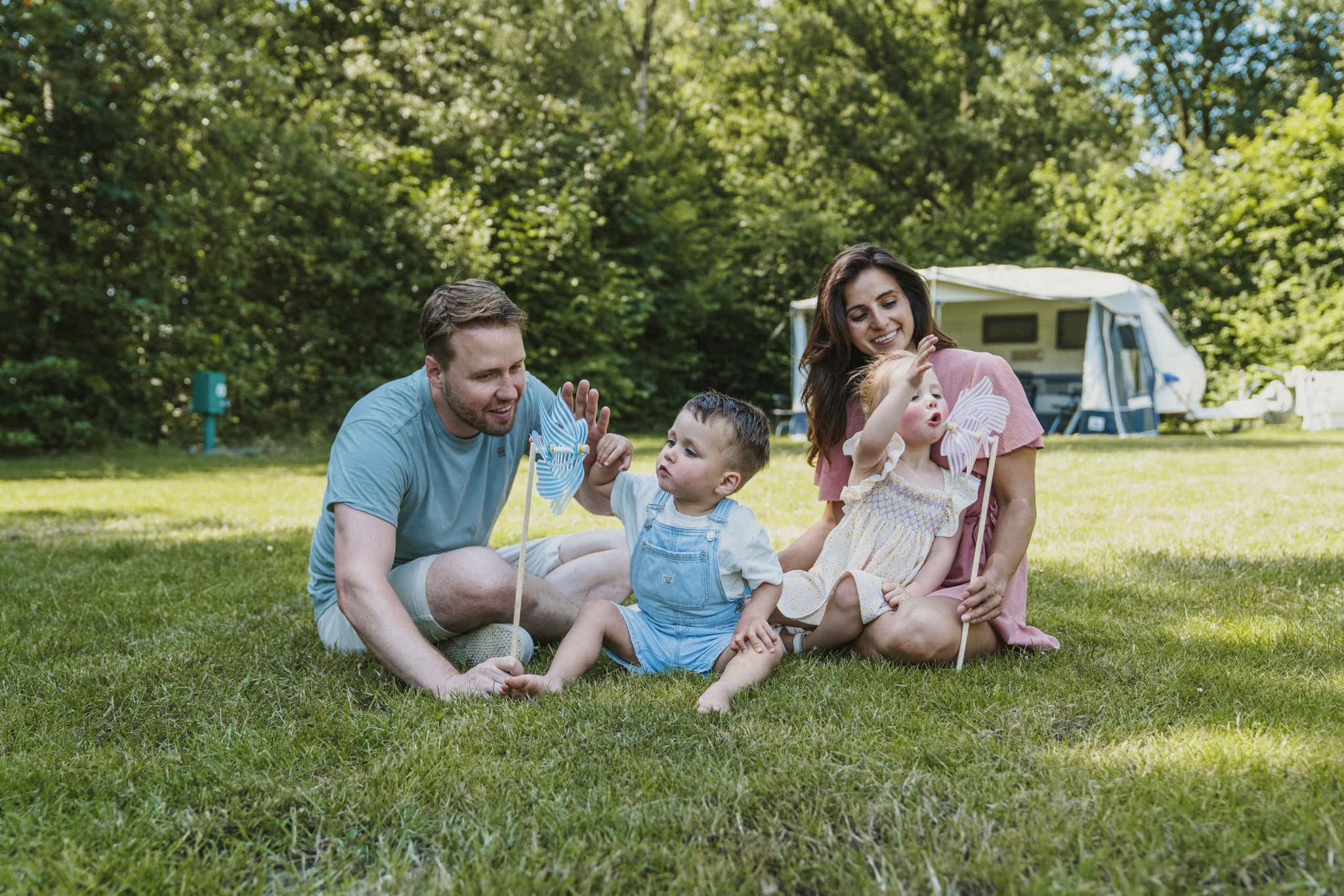 Een gezin is aan het spelen op de camping van Vakantiepark Dierenbos