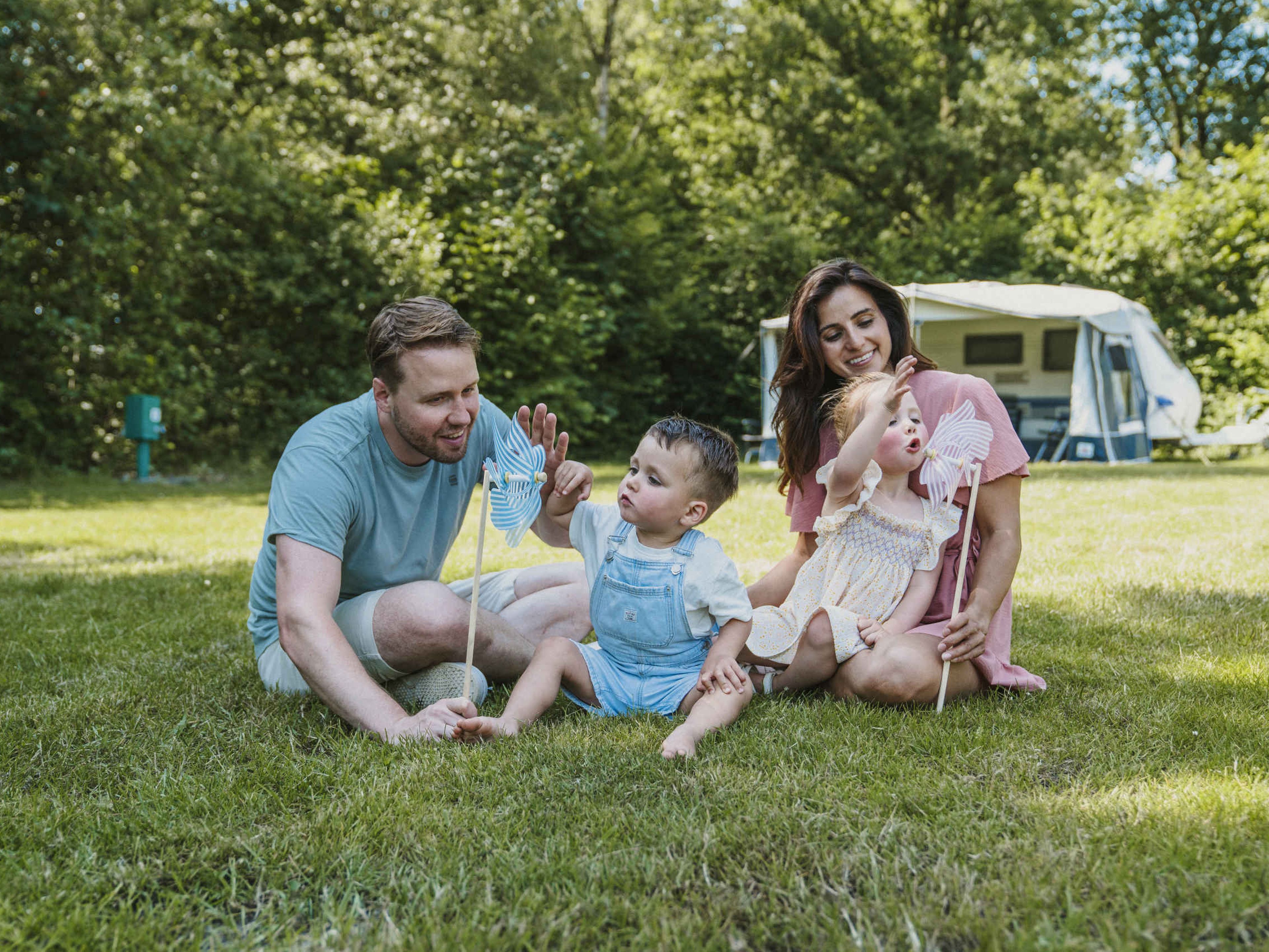 Een gezin is aan het spelen op de camping van Vakantiepark Dierenbos