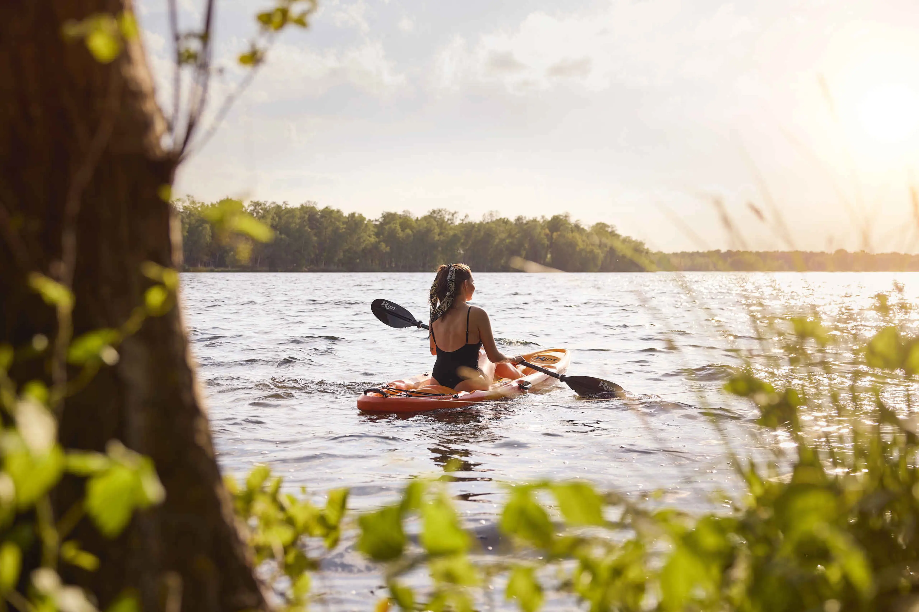 Vrouw in een kano op het Victoriameer bij Lake Resort Beekse Bergen