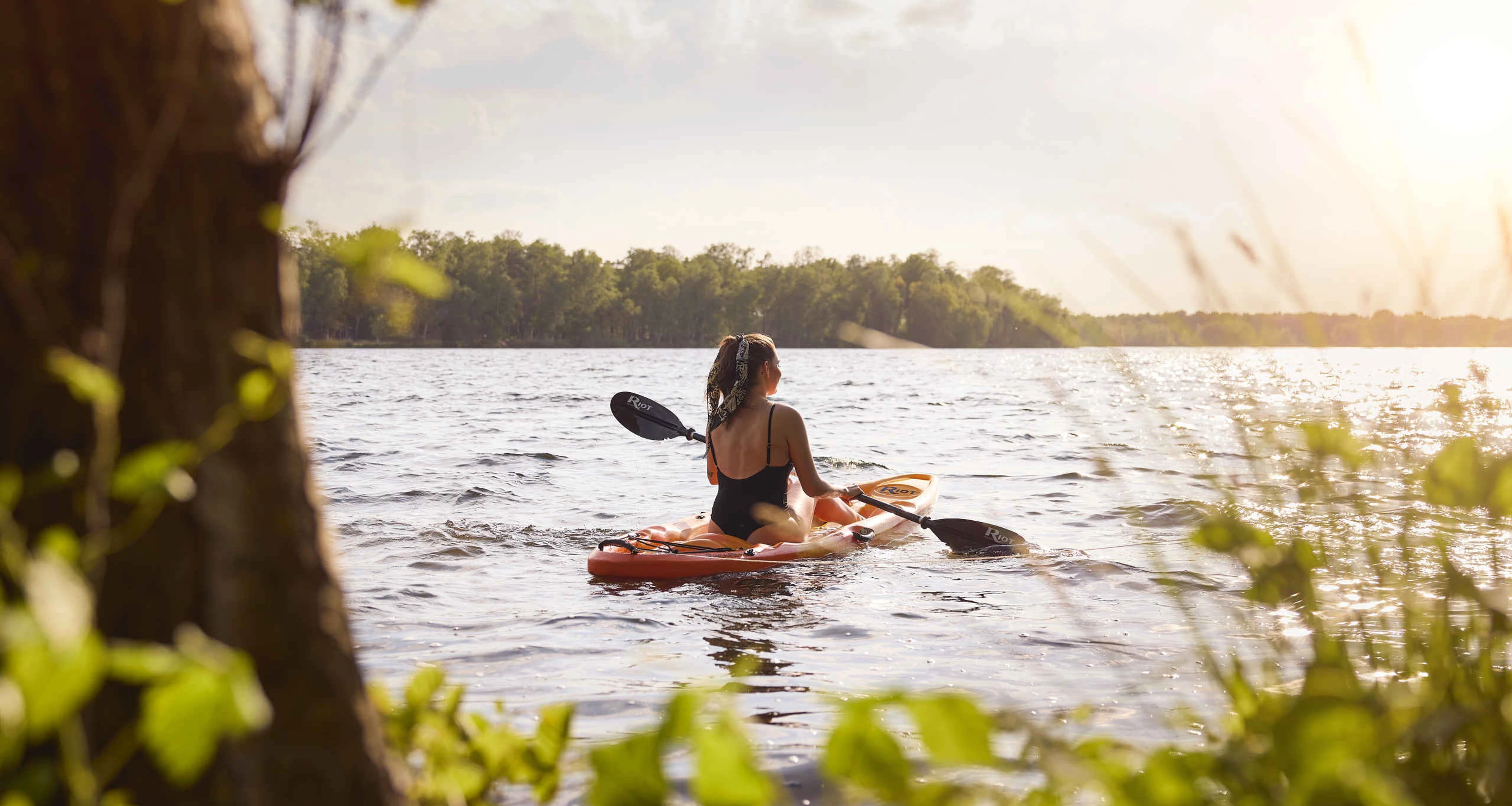 Vrouw in een kano op het Victoriameer bij Lake Resort Beekse Bergen