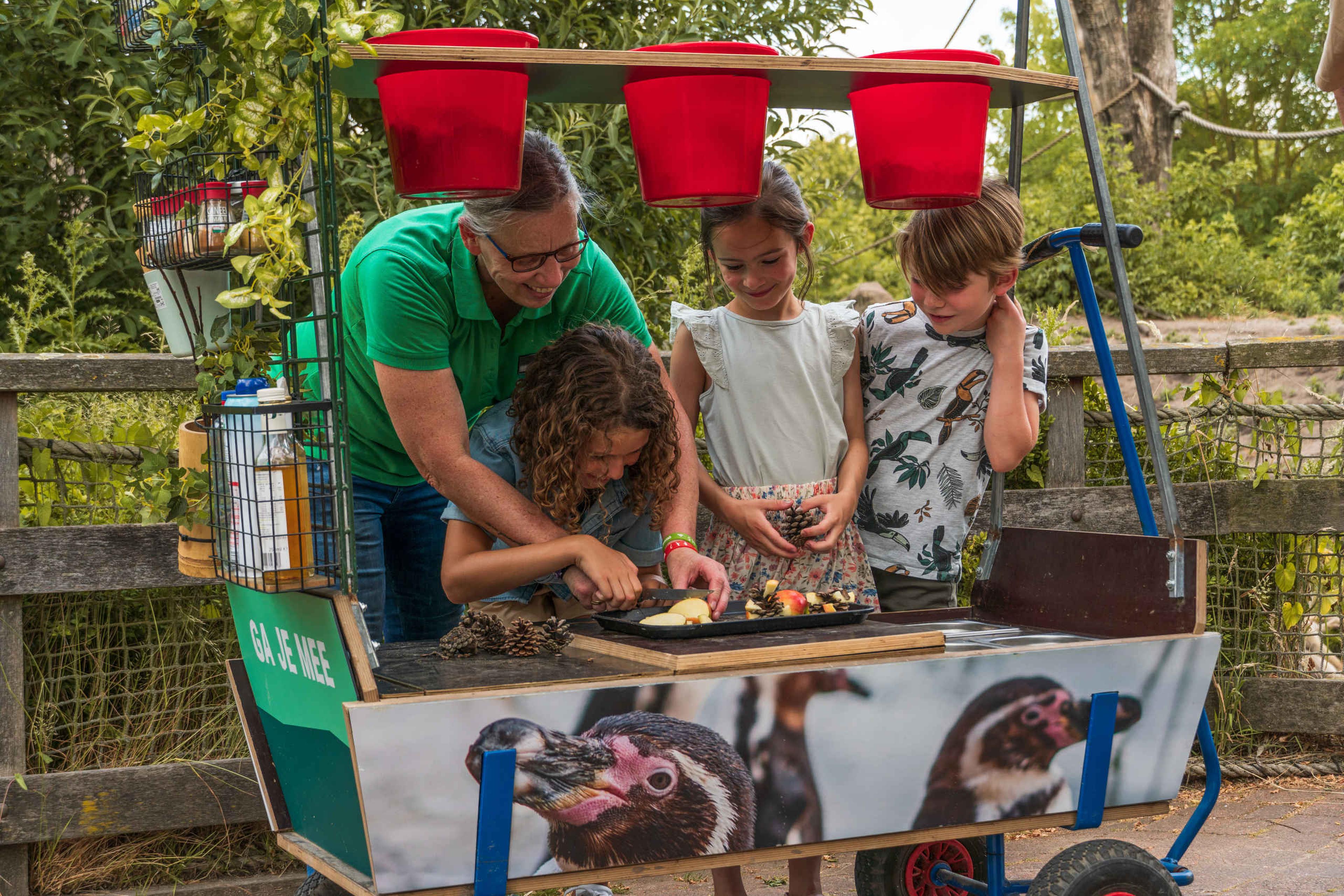 Vrijwilliger met kinderen voer voorbereiden in Eindhoven Zoo