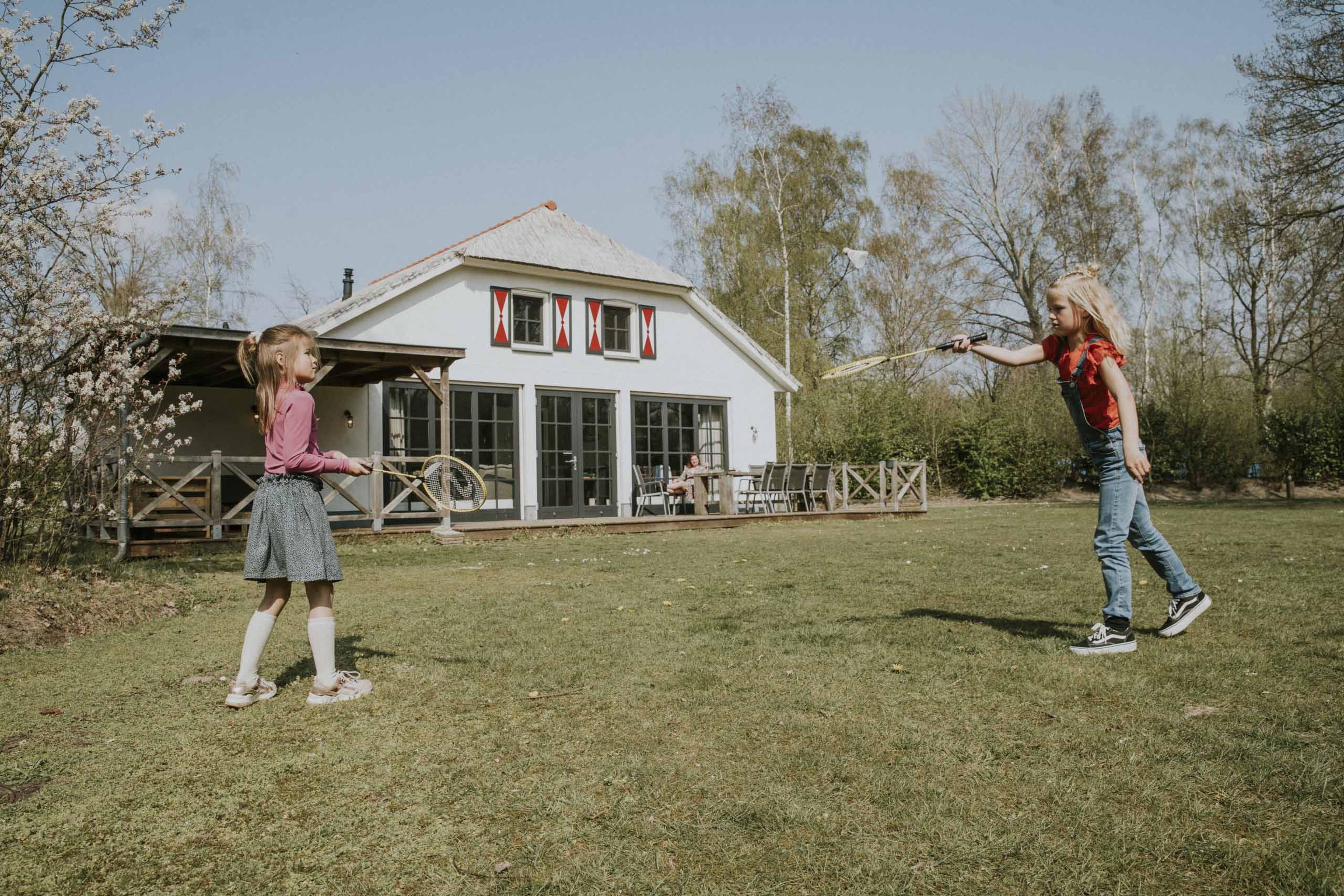Kinderen aan het badmintonnen bij Villa Alpaca op Vakantiepark Dierenbos