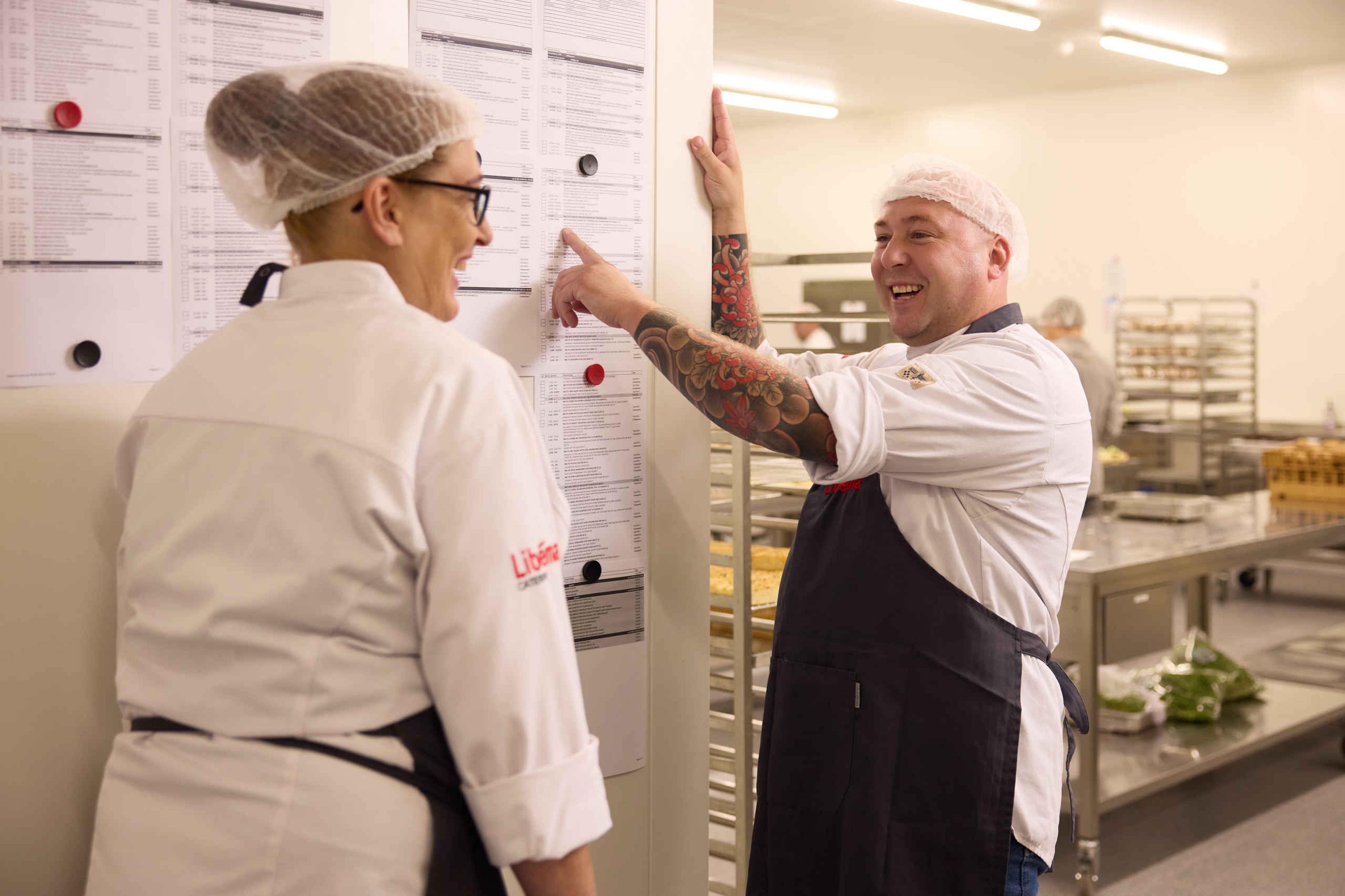Twee medewerkers in de keuken van de Brabanthallen