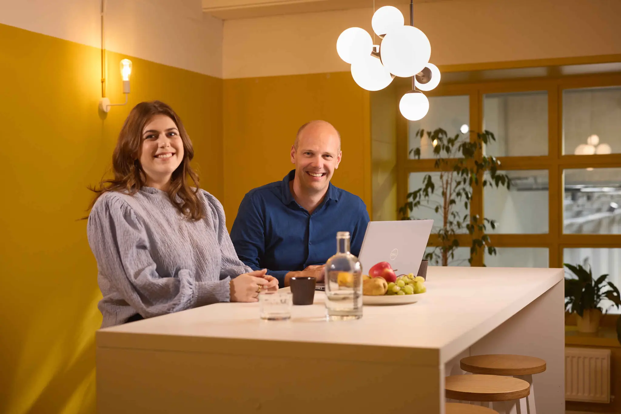 Twee collega's van Marketing & Communicatie bij De Brabanthallen