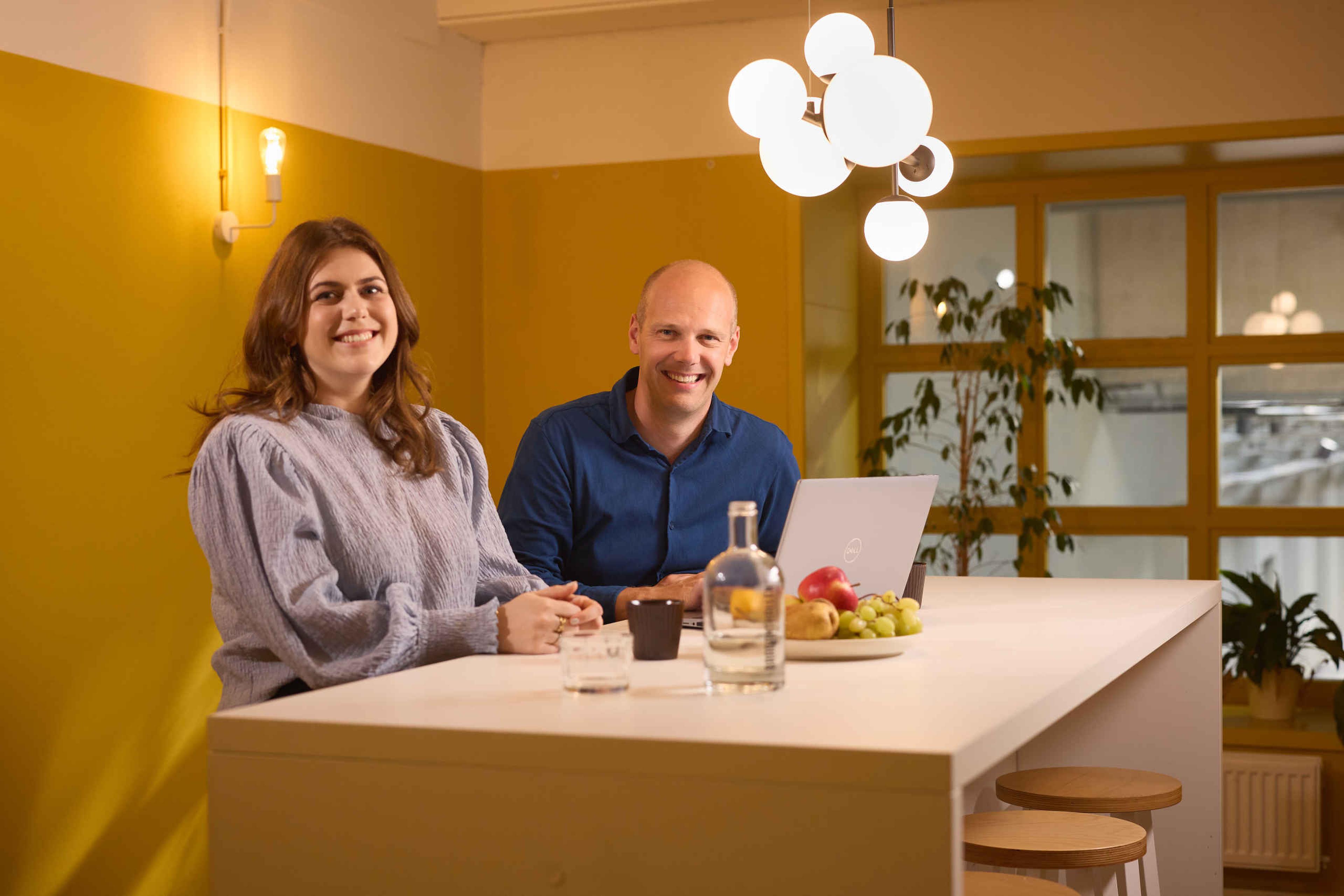 Twee collega's van Marketing & Communicatie bij De Brabanthallen