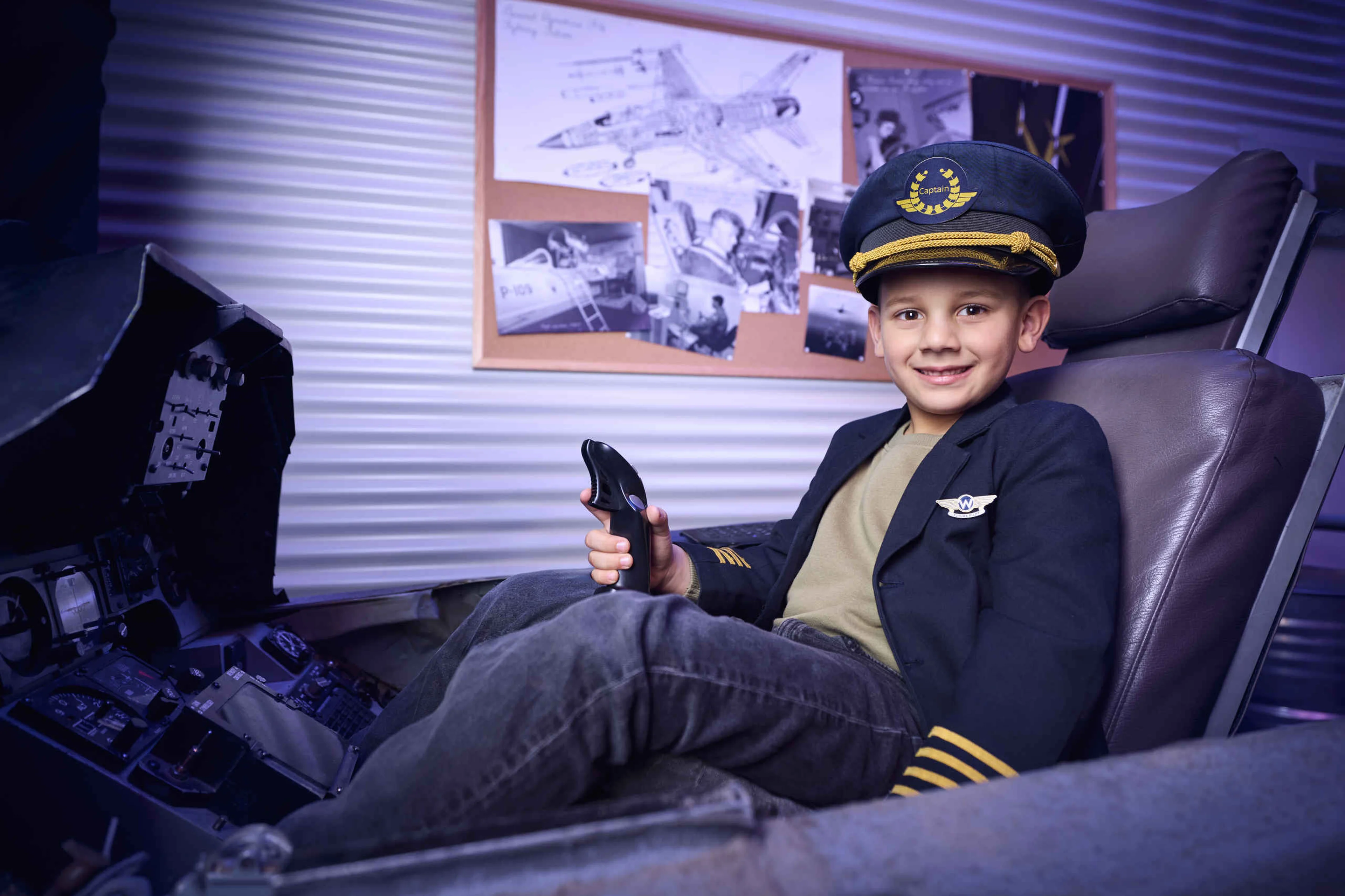 Een jongetje als piloot in Luchtvaartmuseum Aviodrome