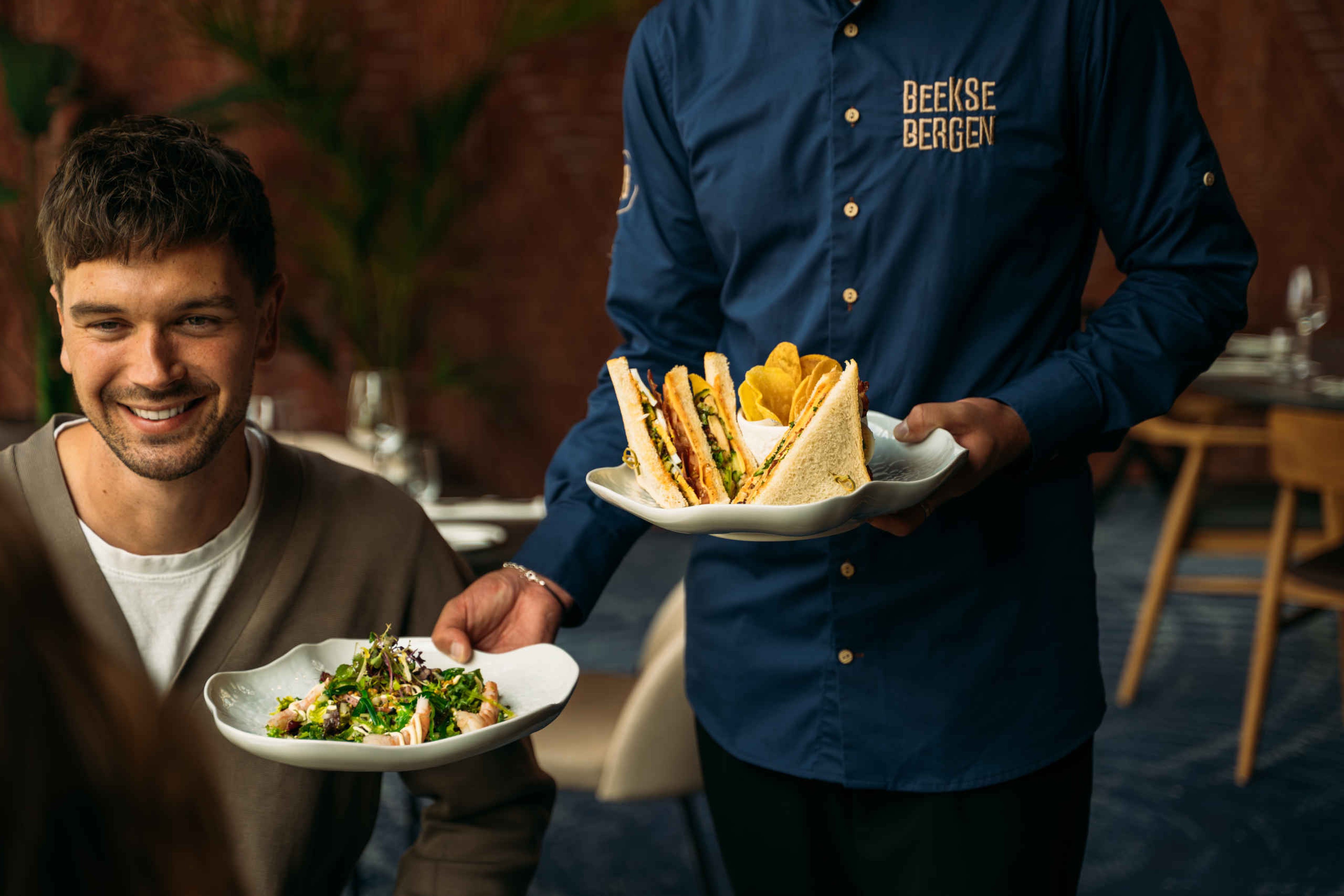 Het uitserveren van lunch de clubsandwich in Bar & Restaurant Nommos